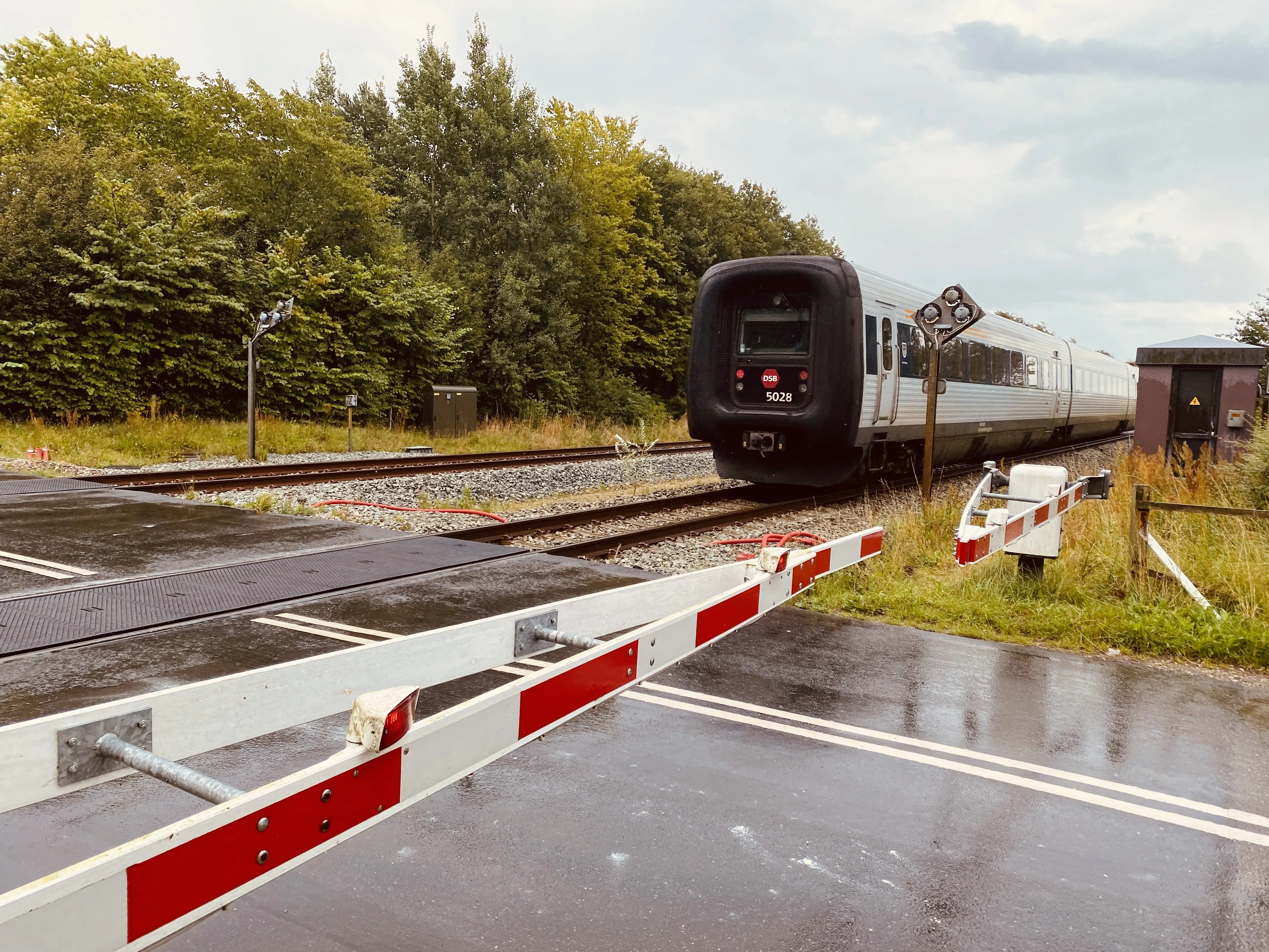 Billede af DSB MF 5028 fotograferet ud for den nedlagte Bjerregrav Station. Billede af DSB MF 5028 fotograferet ud for den nedlagte Bjerregrav Station.
