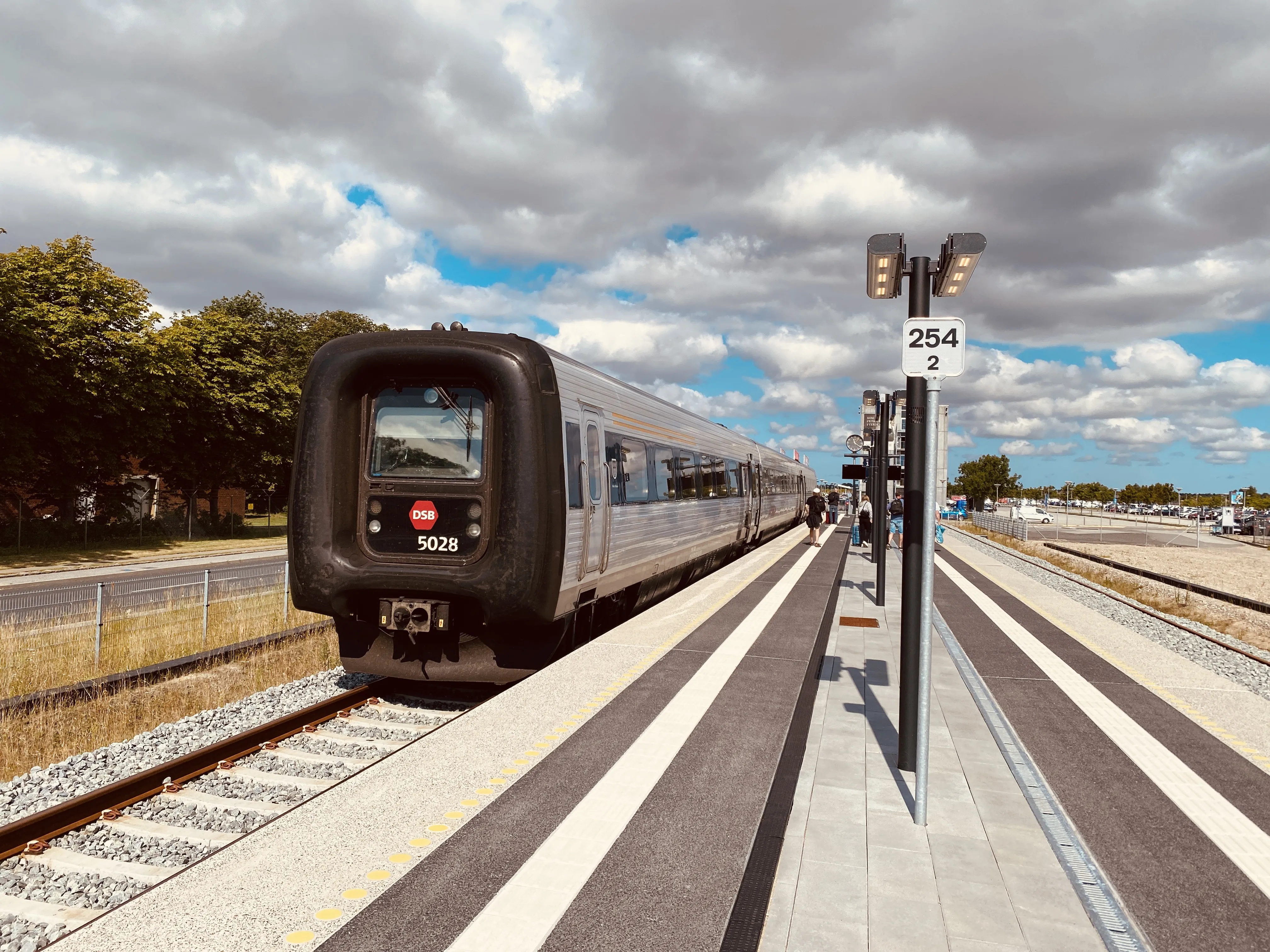 Billede af DSB MF 5028 fotograferet ud for Aalborg Lufthavn Trinbræt. Billede af DSB MF 5028 fotograferet ud for Aalborg Lufthavn Trinbræt.