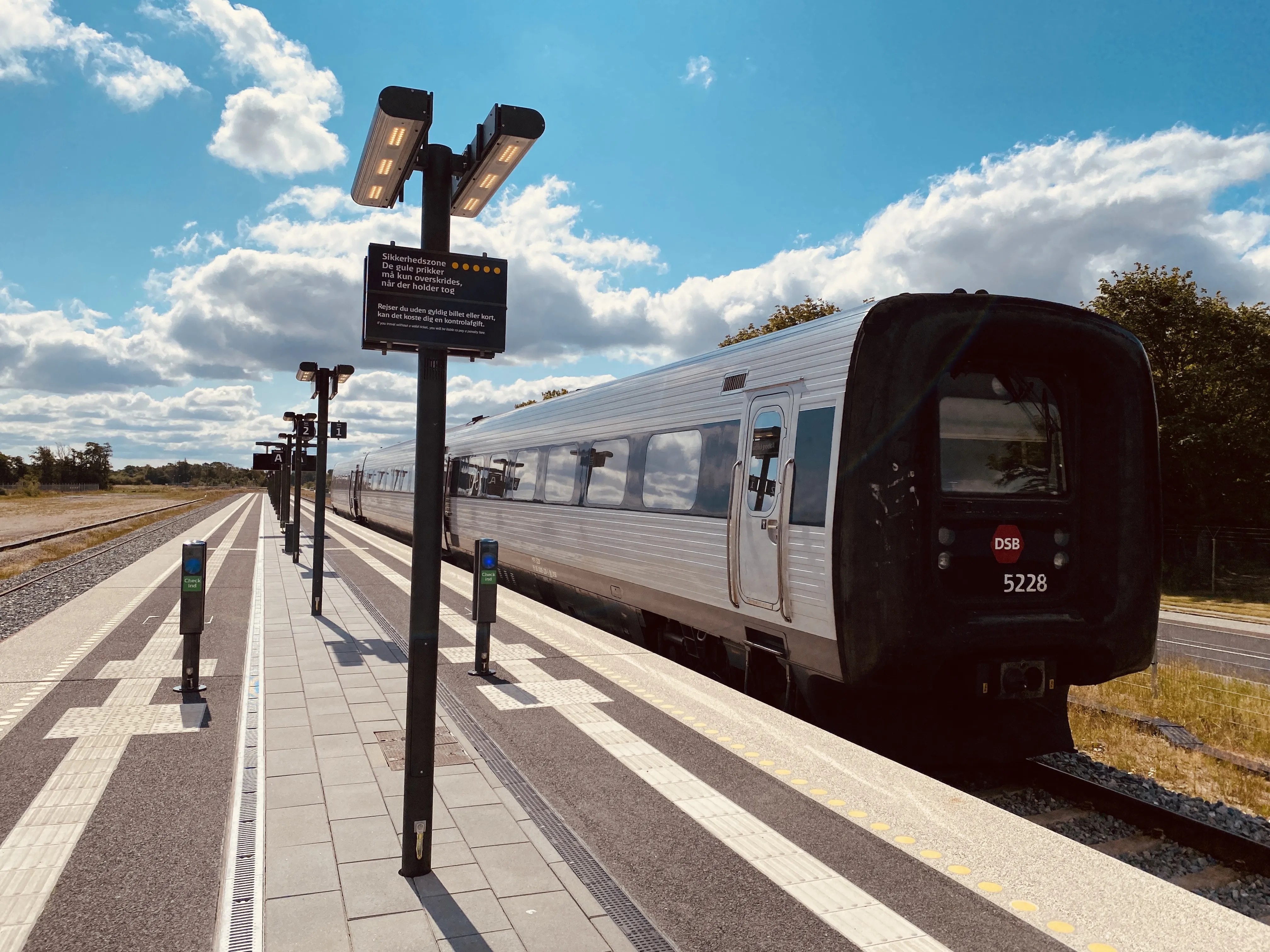 Billede af DSB MF 5028 fotograferet ud for Aalborg Lufthavn Trinbræt. Billede af DSB MF 5028 fotograferet ud for Aalborg Lufthavn Trinbræt.