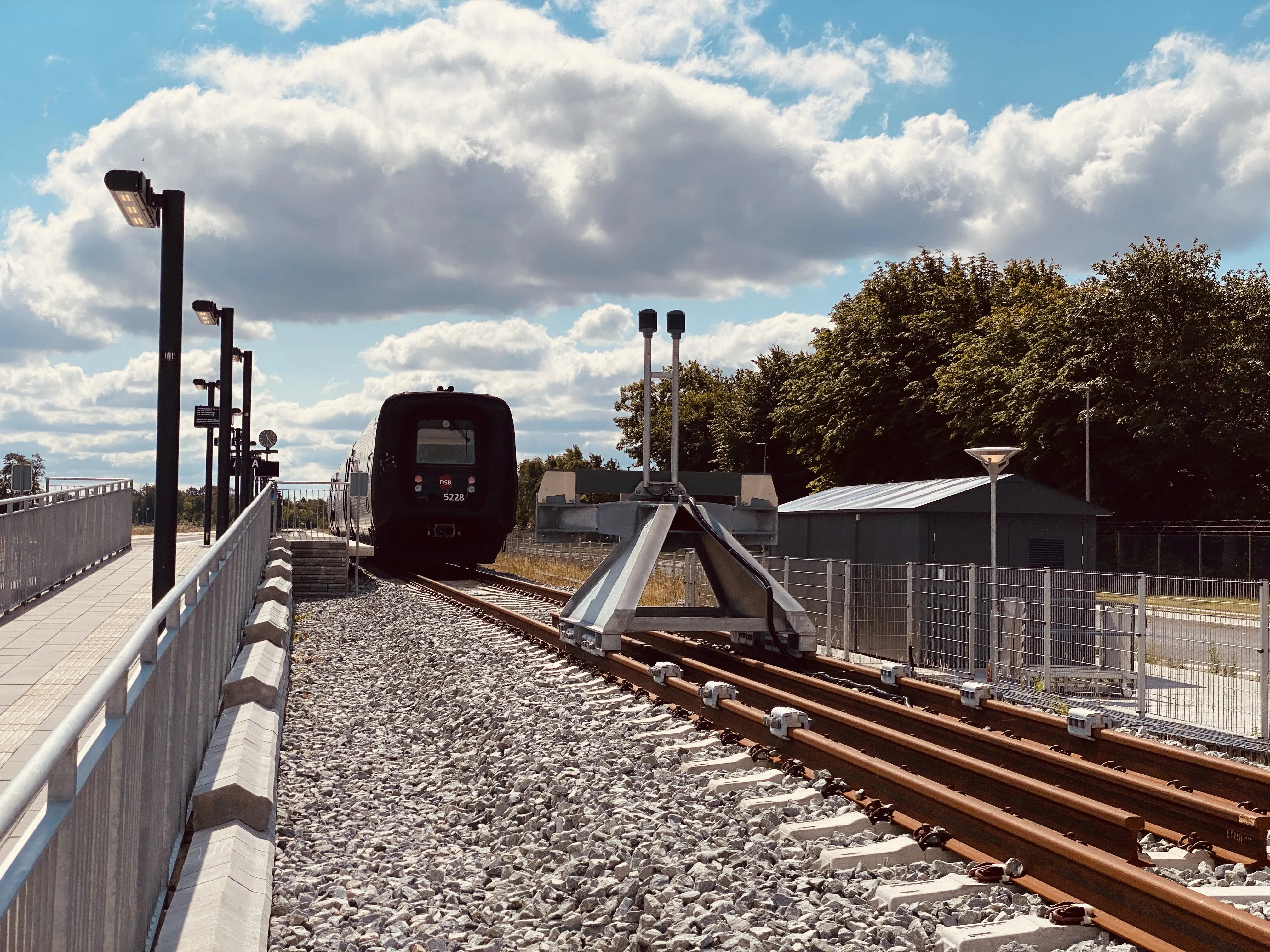 Billede af DSB MF 5028 fotograferet ud for Aalborg Lufthavn Trinbræt. Billede af DSB MF 5028 fotograferet ud for Aalborg Lufthavn Trinbræt.