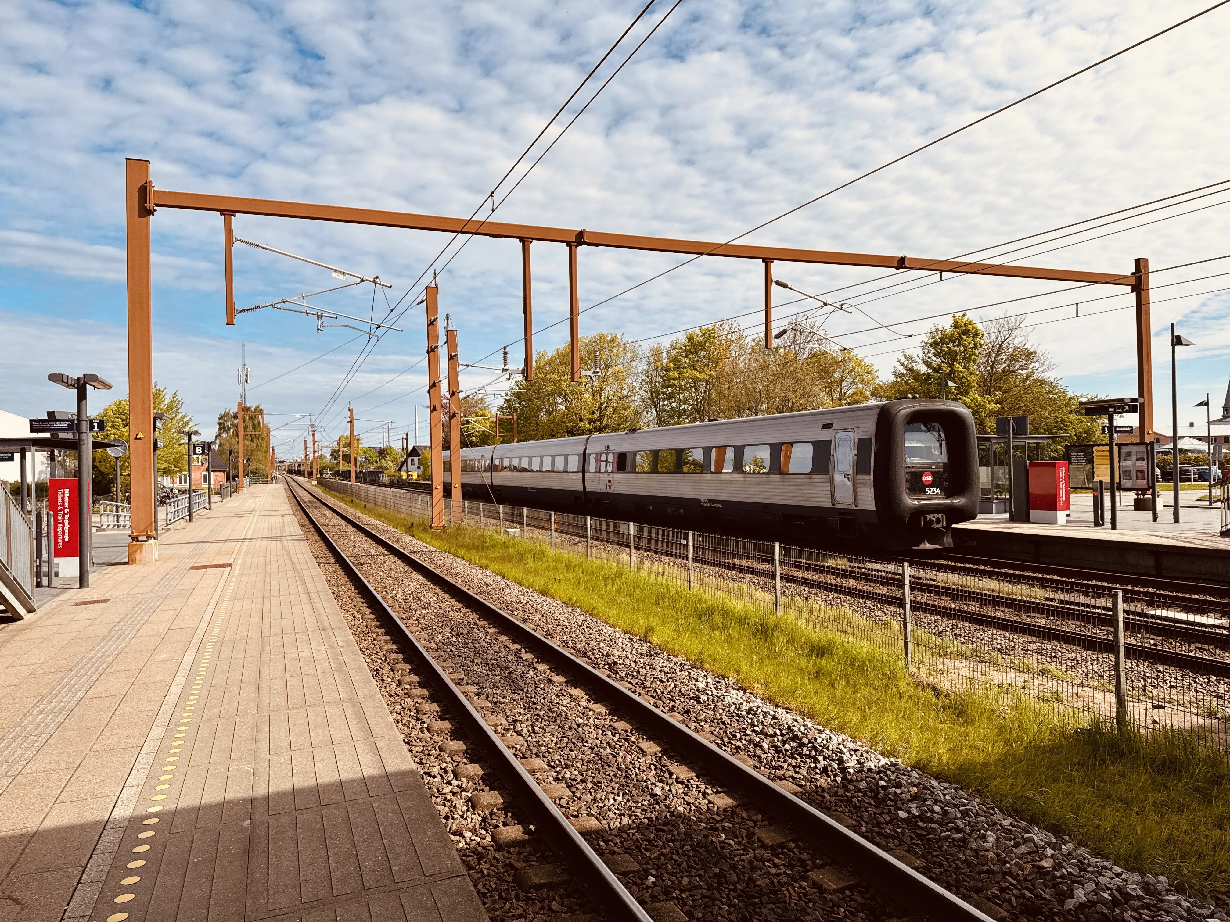 Billede af DSB MF 5034 fotograferet ud for Hedensted Trinbræt. Billede af DSB MF 5034 fotograferet ud for Hedensted Trinbræt.
