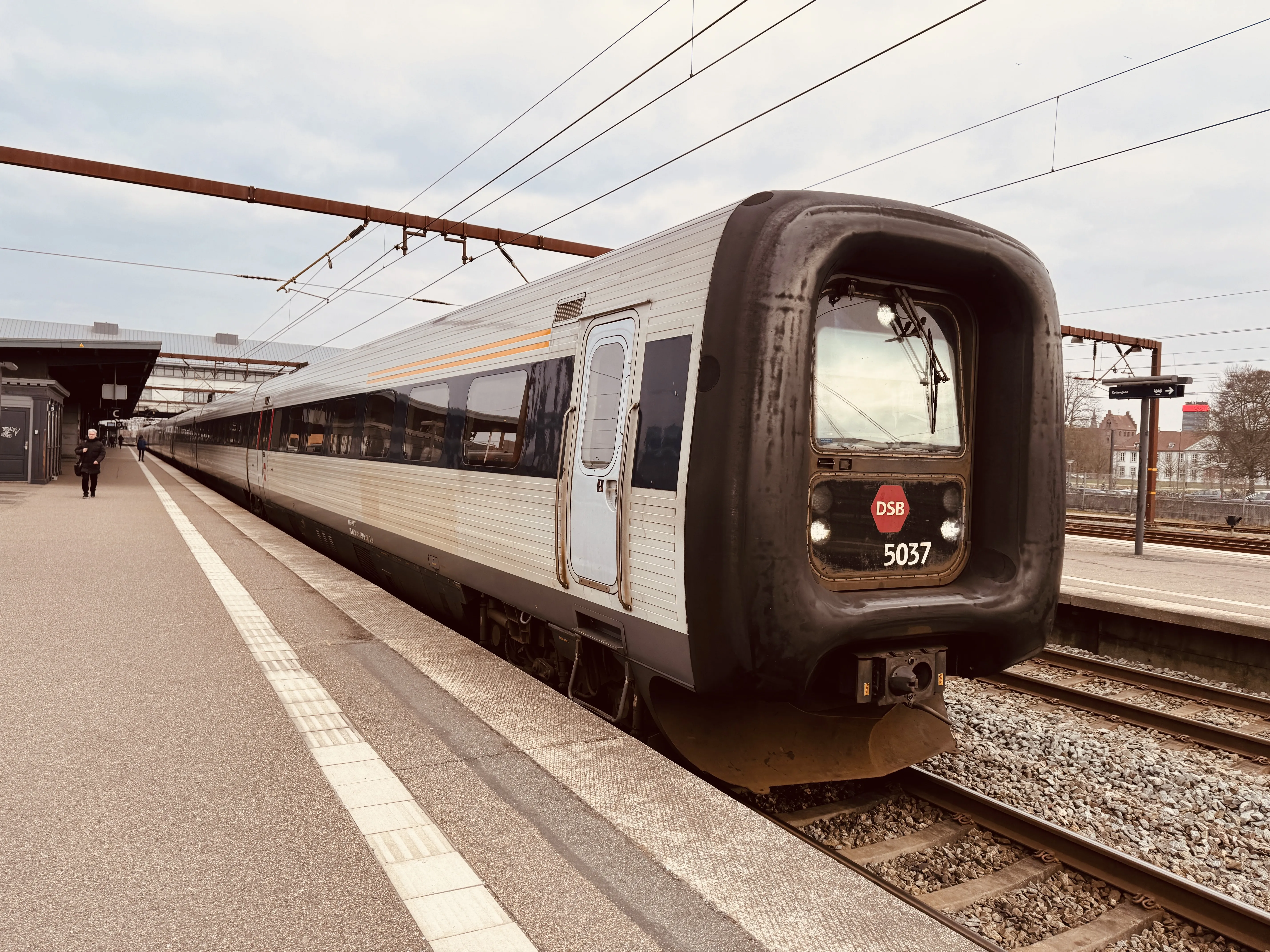 Billede af DSB MF 5037 fotograferet ud for Odense Banegård Center. Billede af DSB MF 5037 fotograferet ud for Odense Banegård Center.