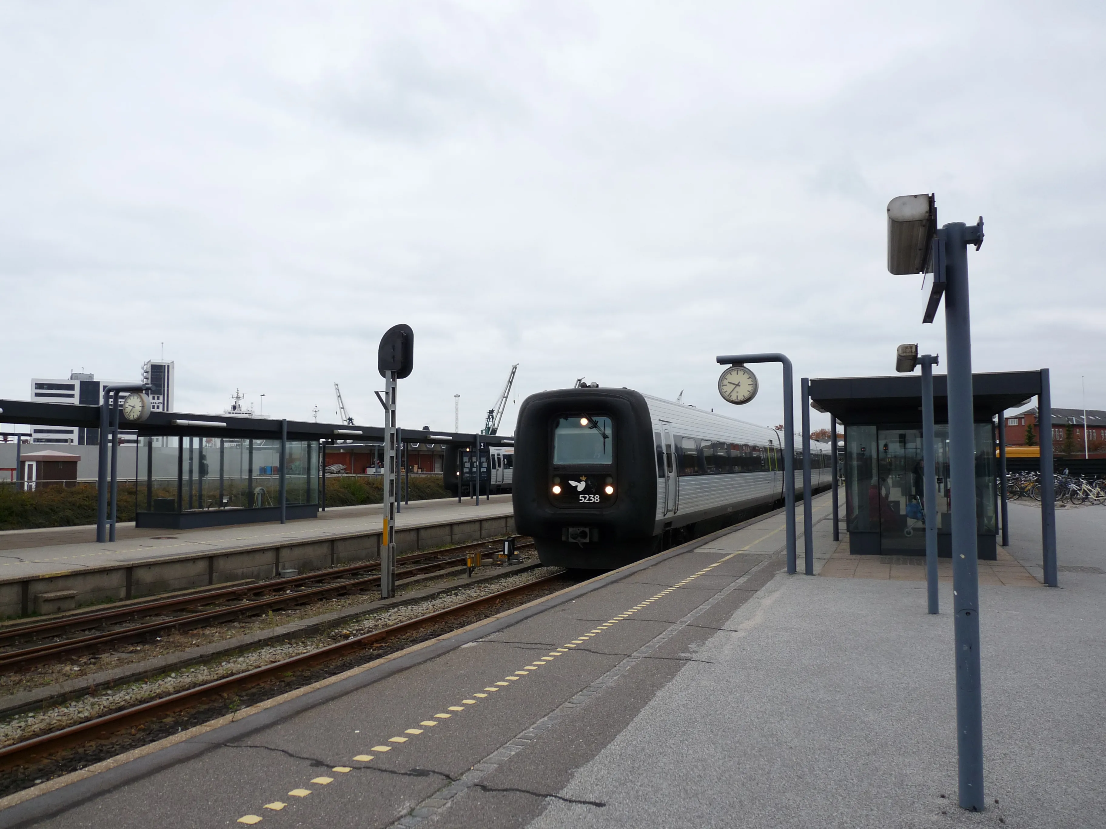 Billede af DSB MF 5038 fotograferet ud for Frederikshavn Station. Billede af DSB MF 5038 fotograferet ud for Frederikshavn Station.