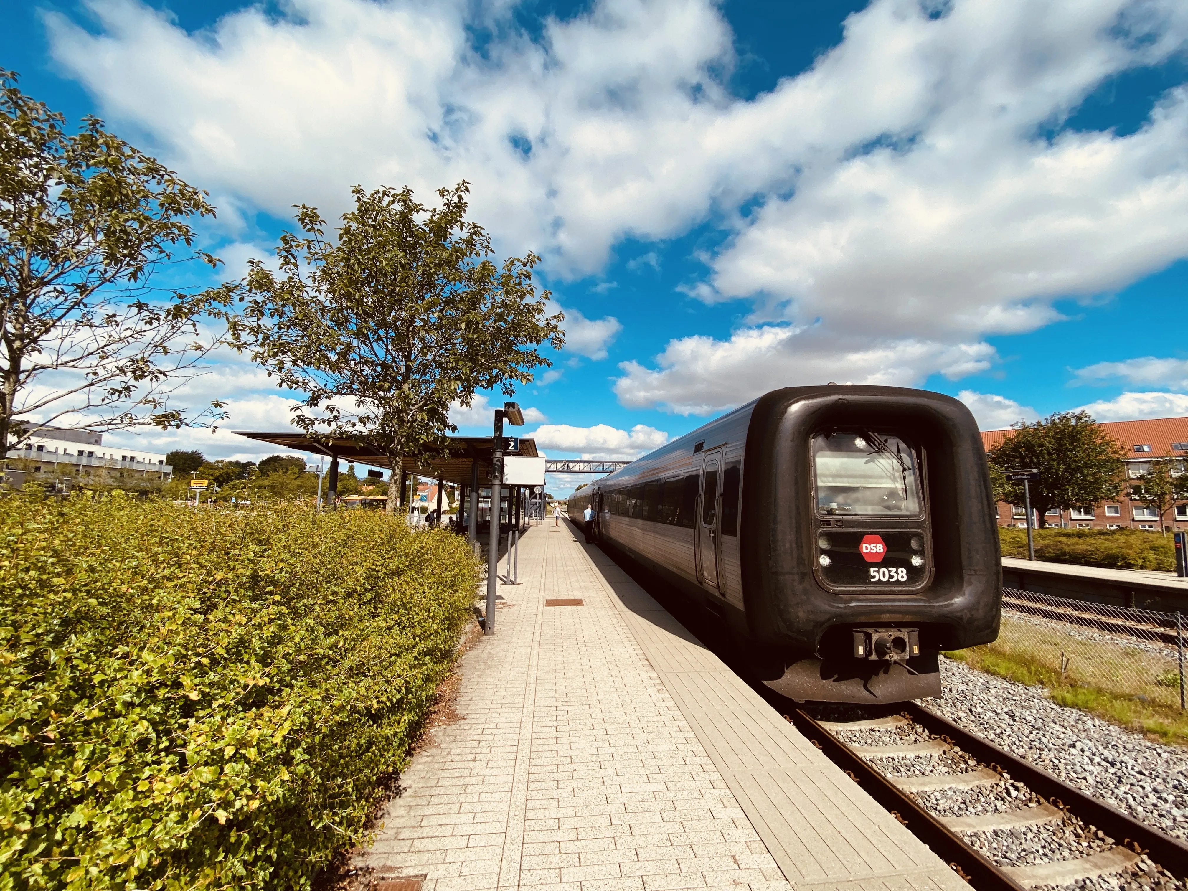 Billede af DSB MF 5038 fotograferet ud for Lindholm (Vendsysselbanen) Station. Billede af DSB MF 5038 fotograferet ud for Lindholm (Vendsysselbanen) Station.