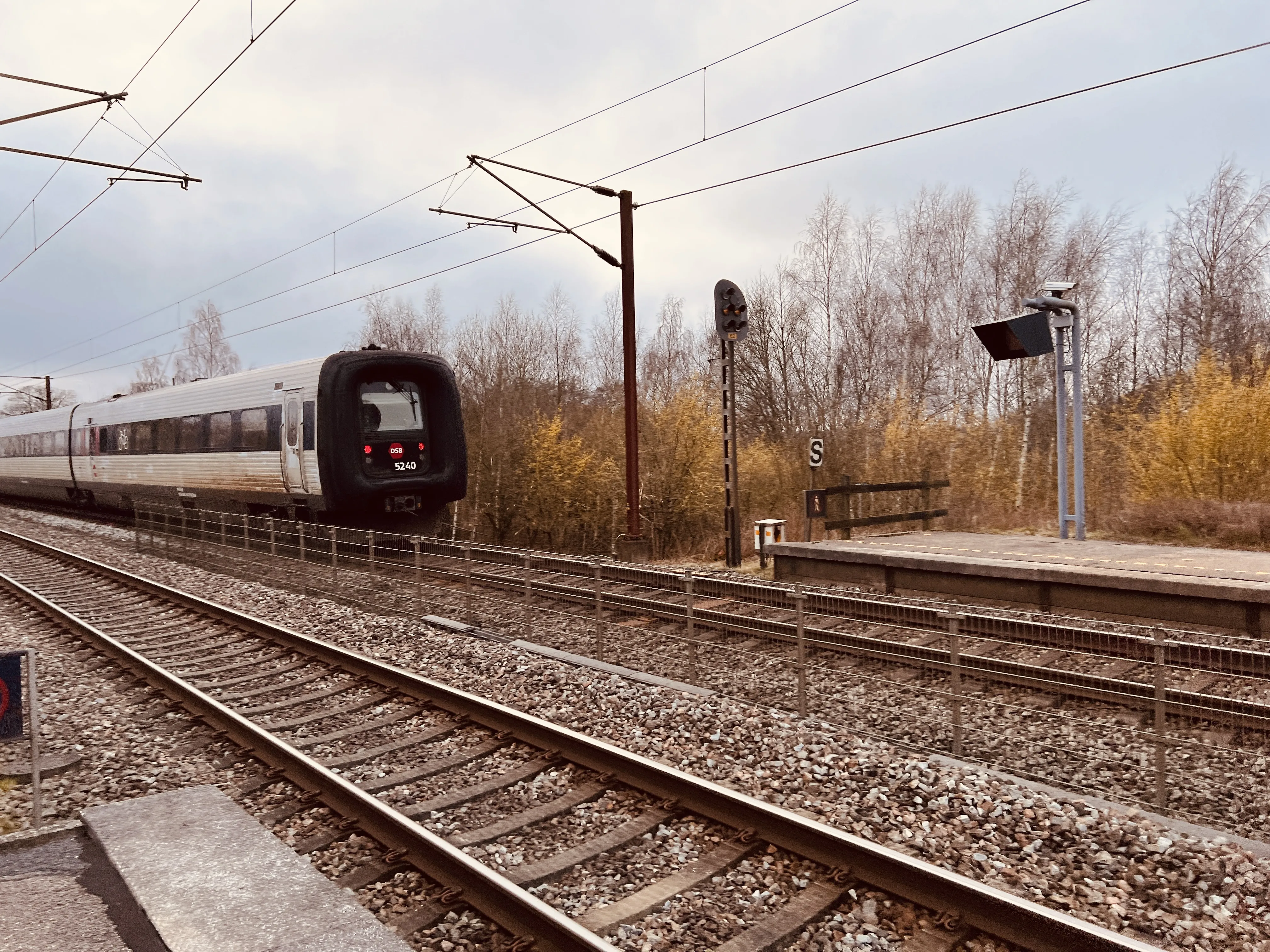 Billede af DSB MF 5040 fotograferet ud for Holmstrup Trinbræt. Billede af DSB MF 5040 fotograferet ud for Holmstrup Trinbræt.