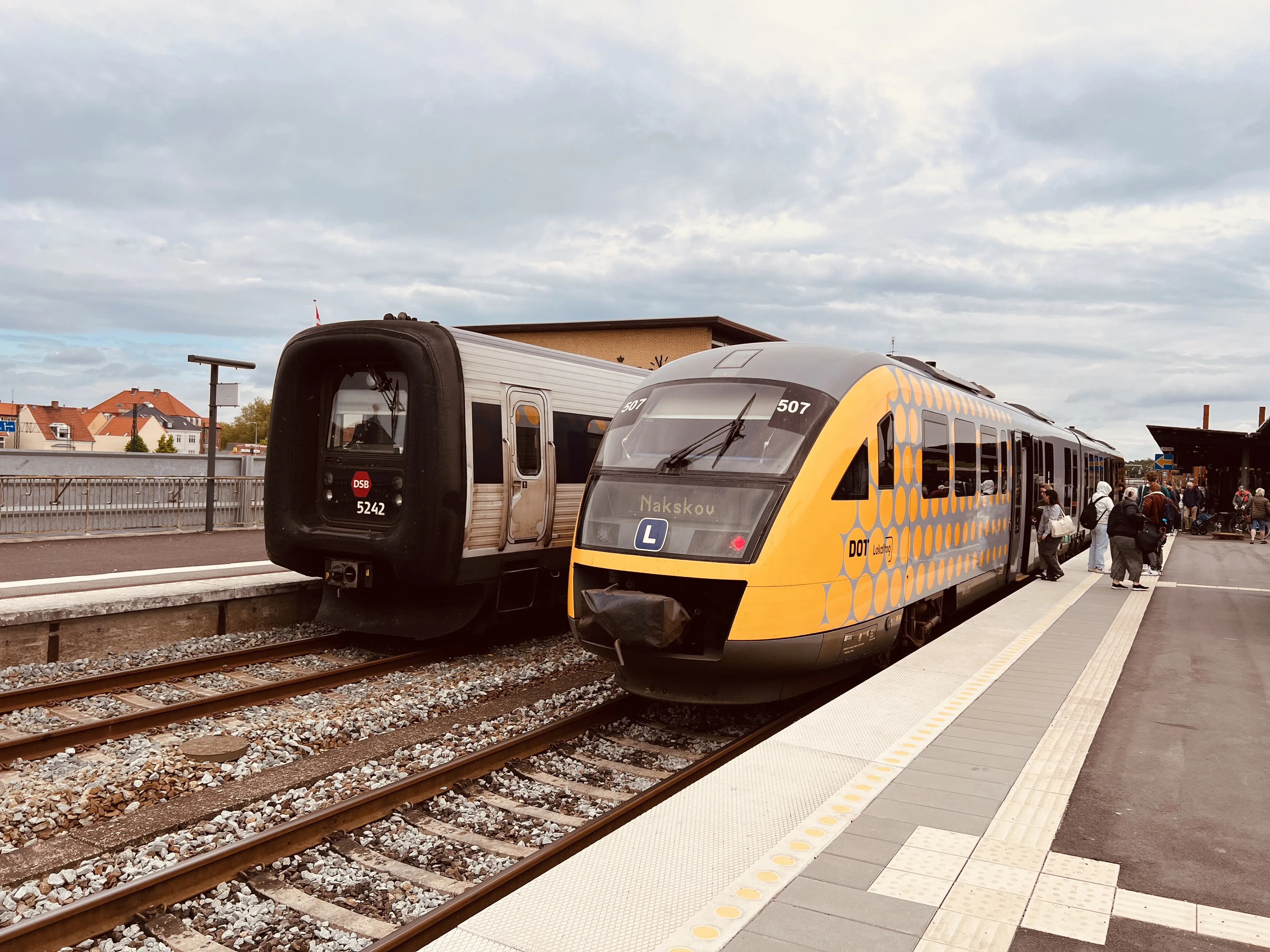 Billede af DSB MF 5042 fotograferet ud for Nykøbing Falster Station. Billede af DSB MF 5042 fotograferet ud for Nykøbing Falster Station.