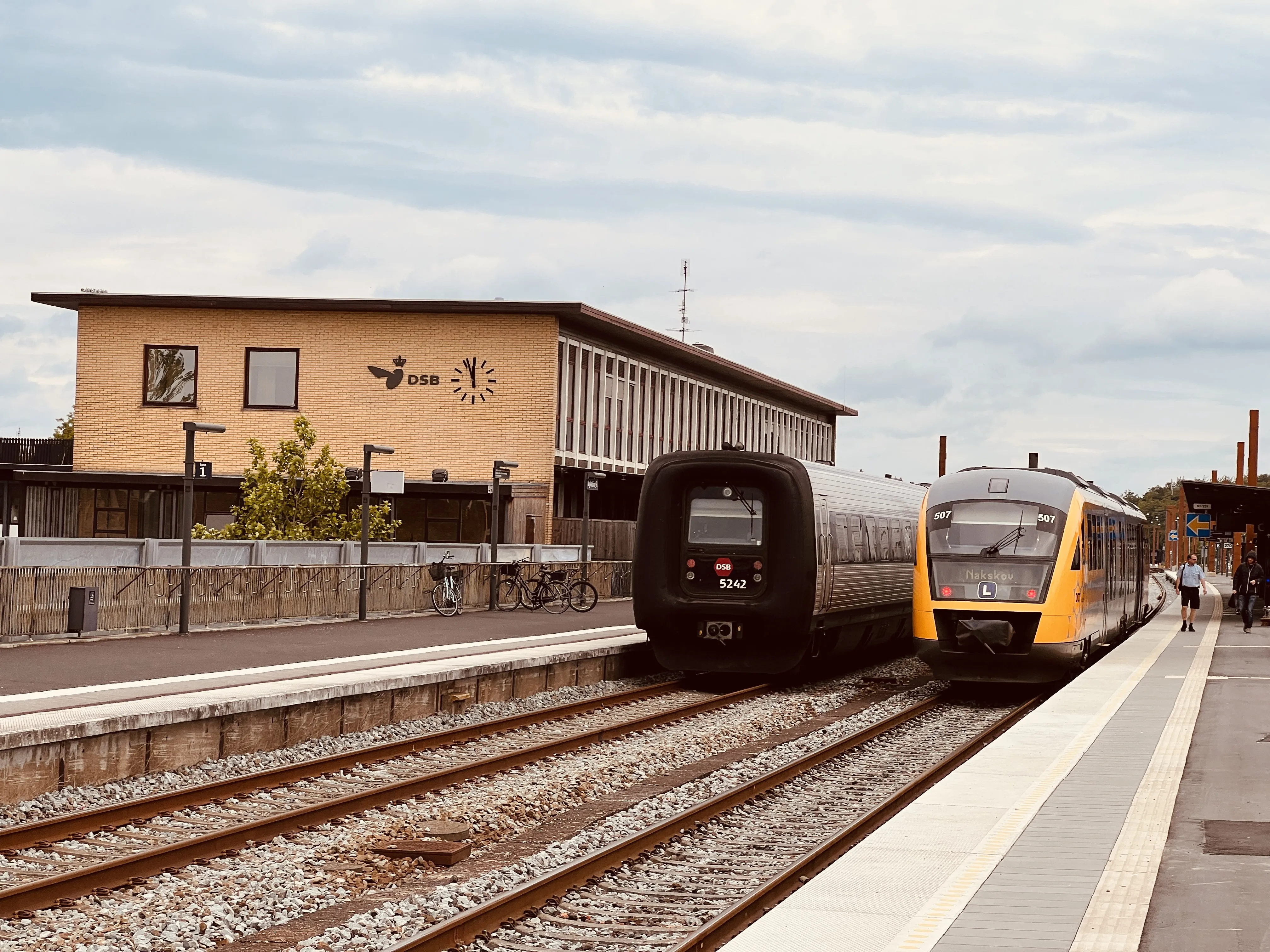 Billede af DSB MF 5042 fotograferet ud for Nykøbing Falster Station. Billede af DSB MF 5042 fotograferet ud for Nykøbing Falster Station.