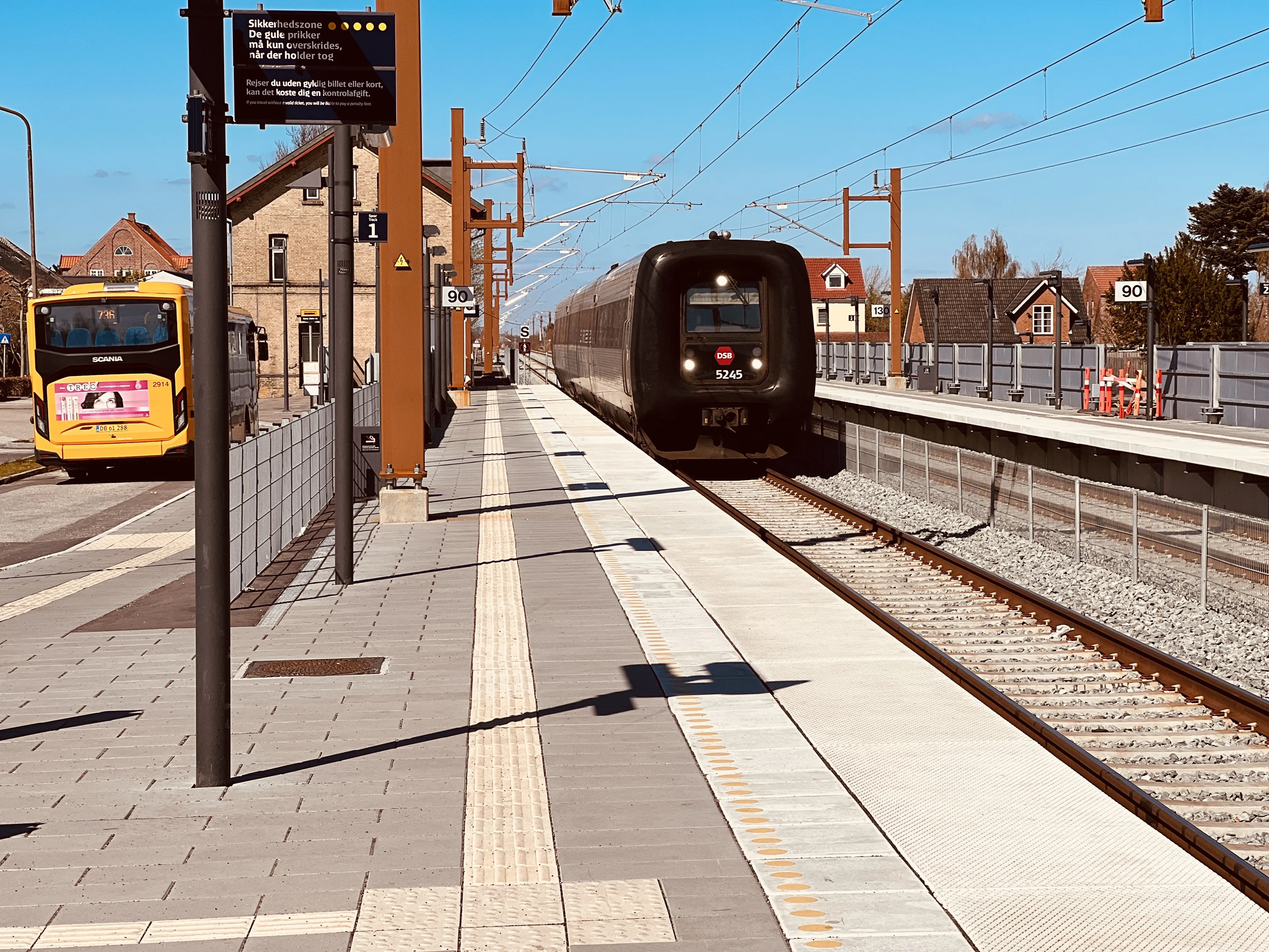 Billede af DSB MF 5045 fotograferet ud for Nørre Alslev Trinbræt. Billede af DSB MF 5045 fotograferet ud for Nørre Alslev Trinbræt.