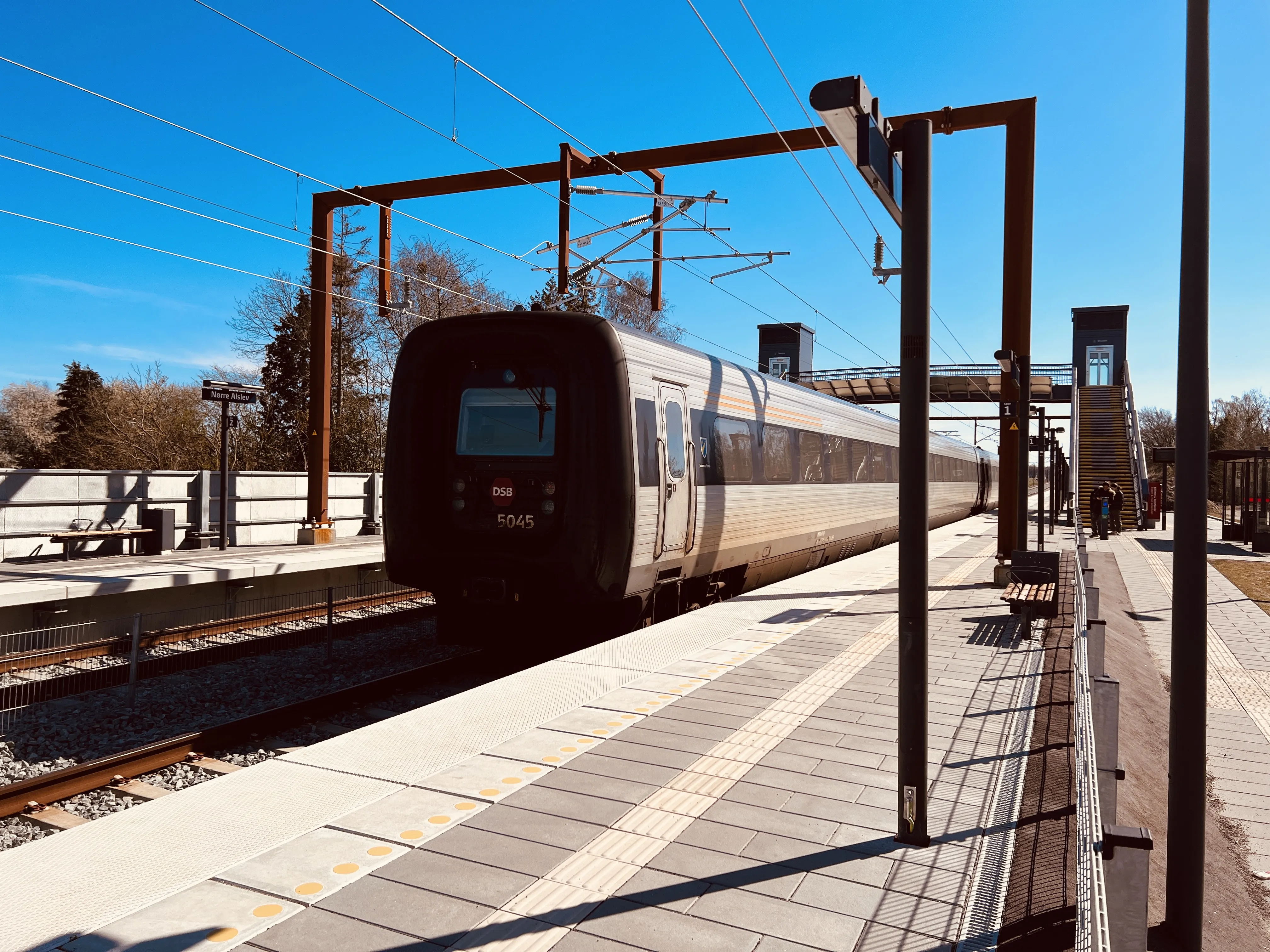 Billede af DSB MF 5045 fotograferet ud for Nørre Alslev Trinbræt. Billede af DSB MF 5045 fotograferet ud for Nørre Alslev Trinbræt.