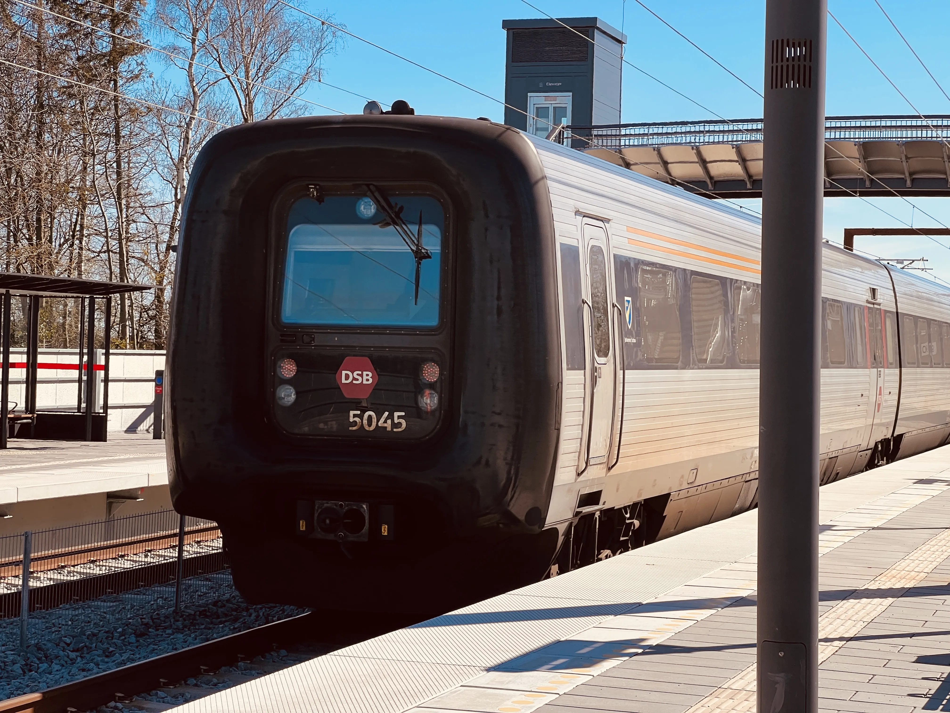 Billede af DSB MF 5045 fotograferet ud for Nørre Alslev Trinbræt. Billede af DSB MF 5045 fotograferet ud for Nørre Alslev Trinbræt.