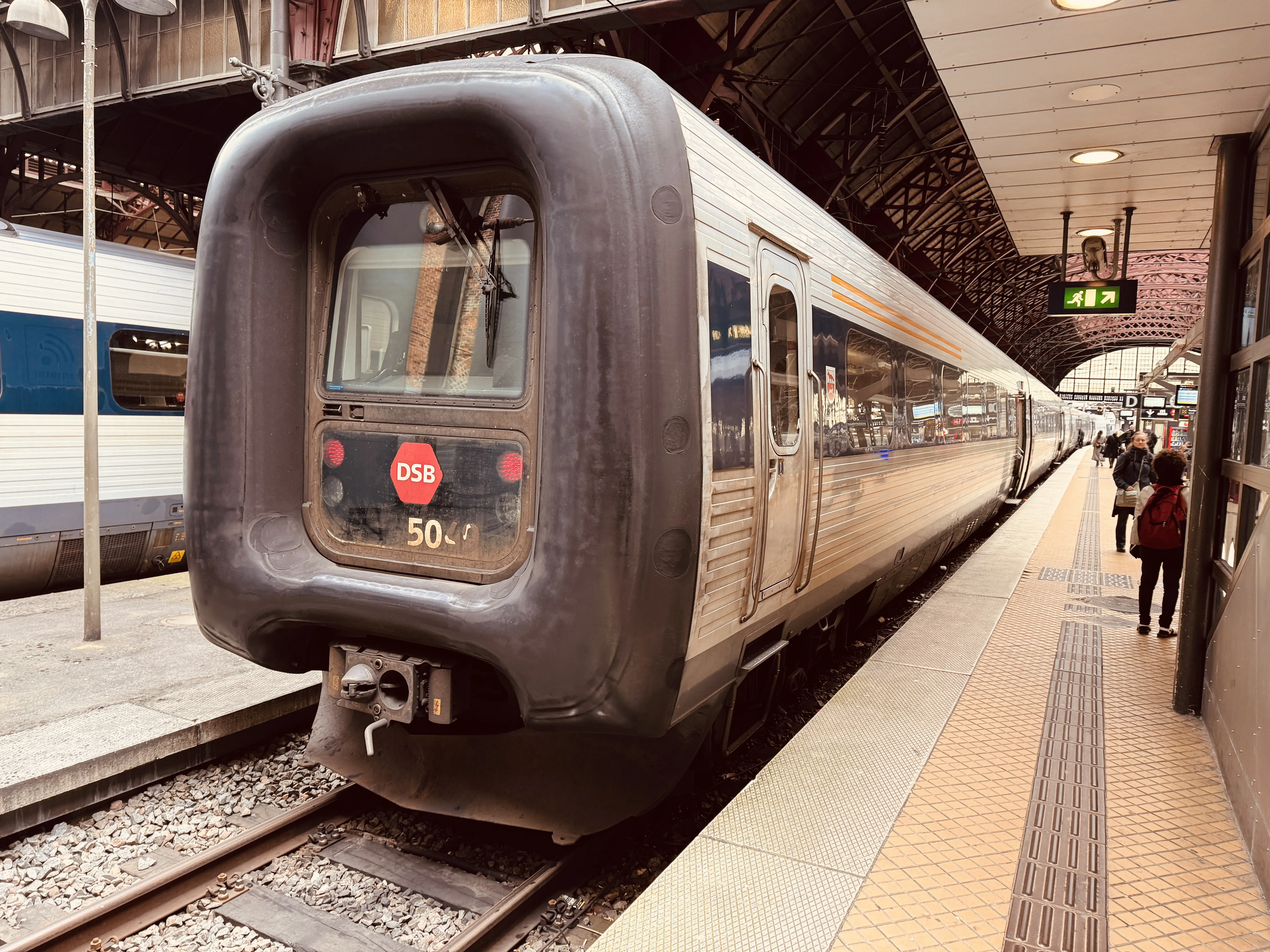 Billede af DSB MF 5049 fotograferet ud for København Hovedbanegård.