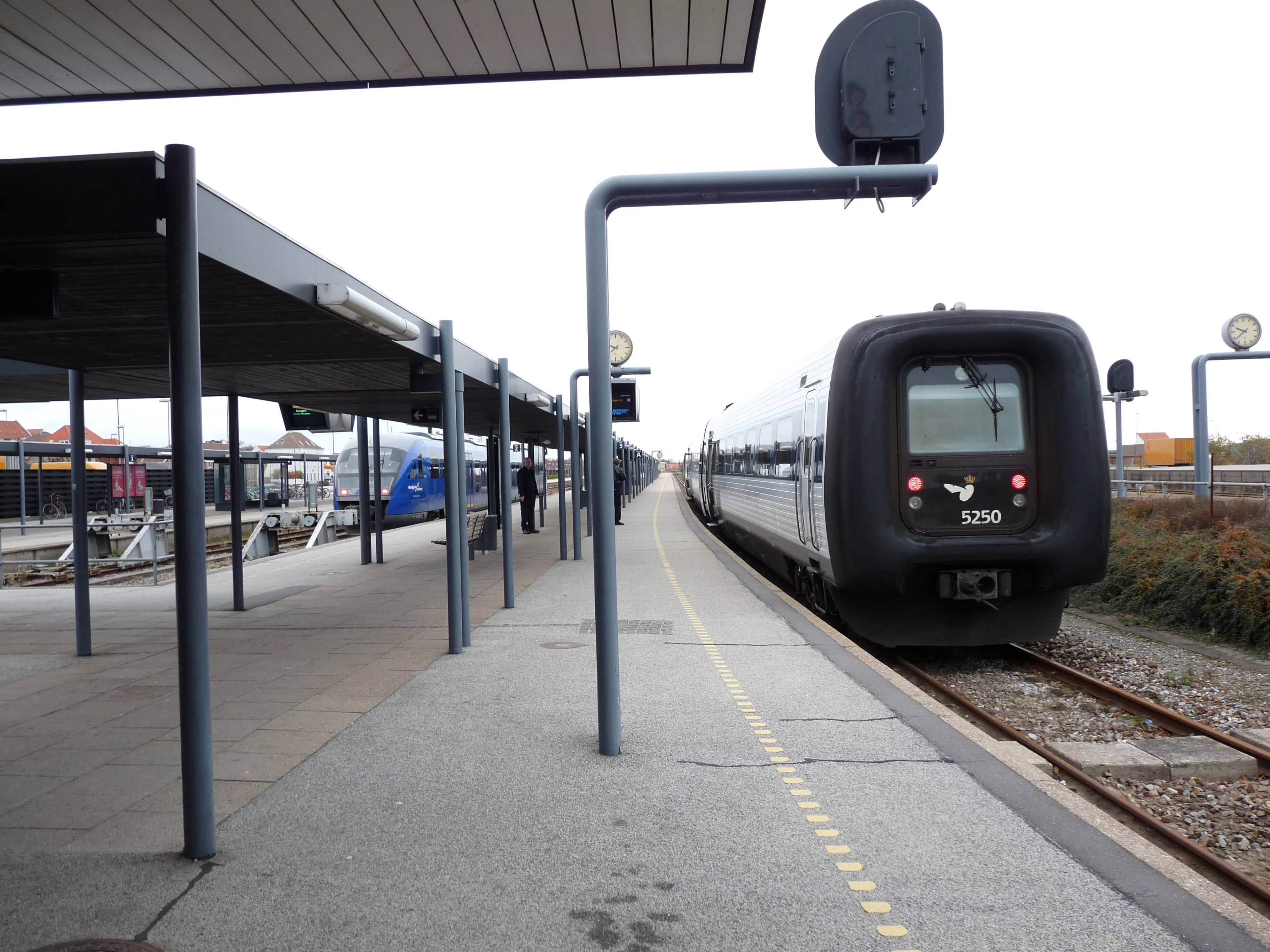 Billede af DSB MF 5050 fotograferet ud for Frederikshavn Station. Billede af DSB MF 5050 fotograferet ud for Frederikshavn Station.
