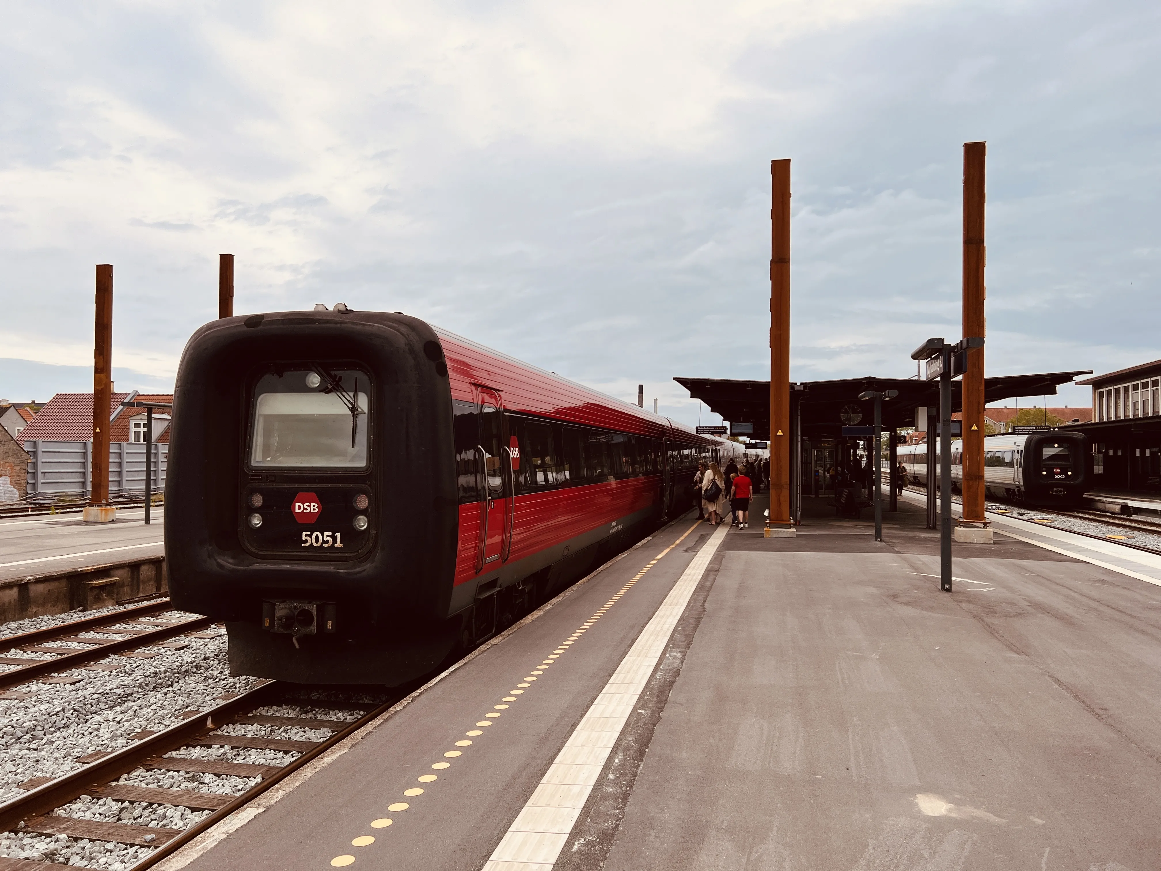 Billede af DSB MF 5051 fotograferet ud for Nykøbing Falster Station. Billede af DSB MF 5051 fotograferet ud for Nykøbing Falster Station.