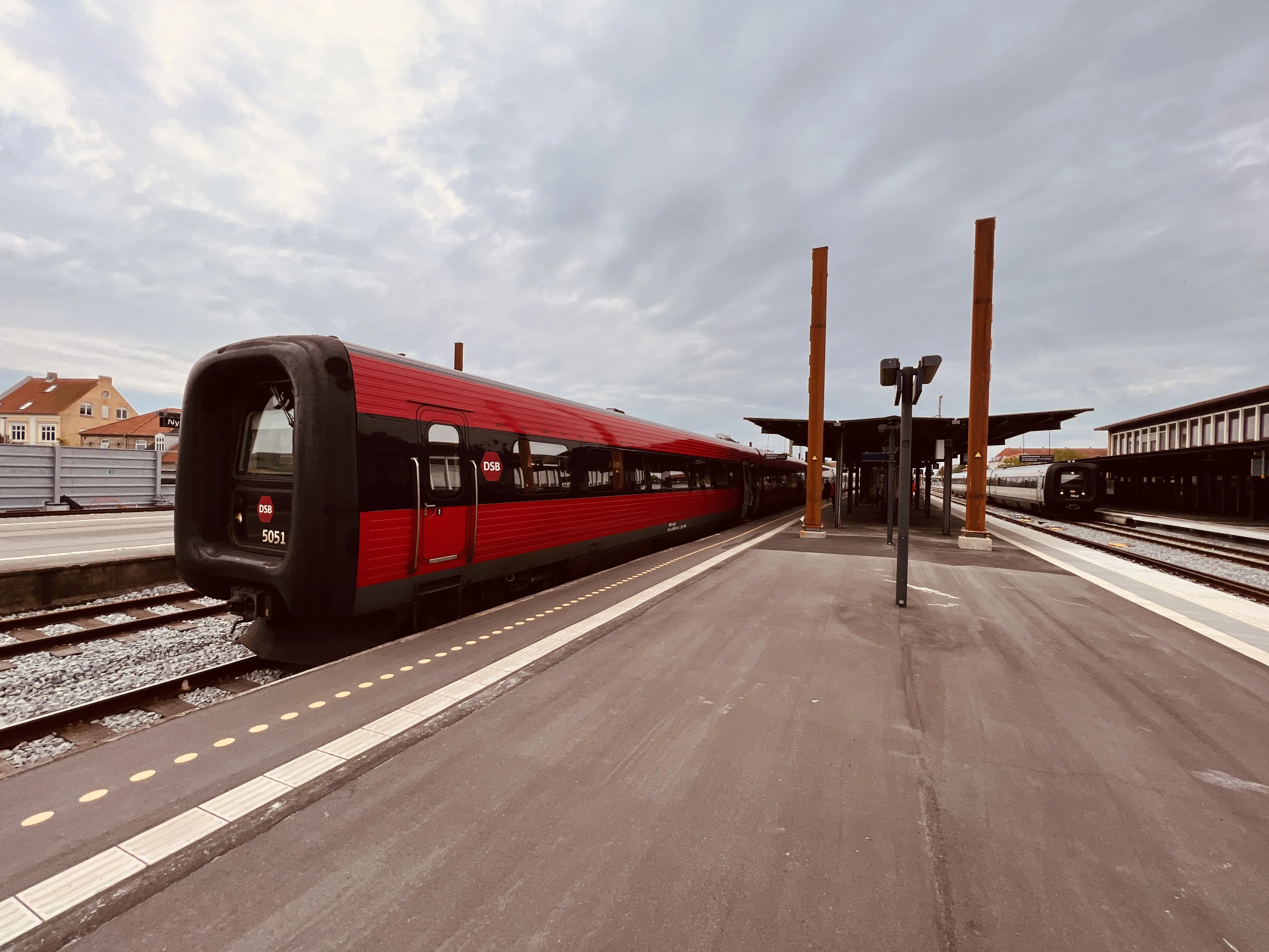 Billede af DSB MF 5051 fotograferet ud for Nykøbing Falster Station. Billede af DSB MF 5051 fotograferet ud for Nykøbing Falster Station.