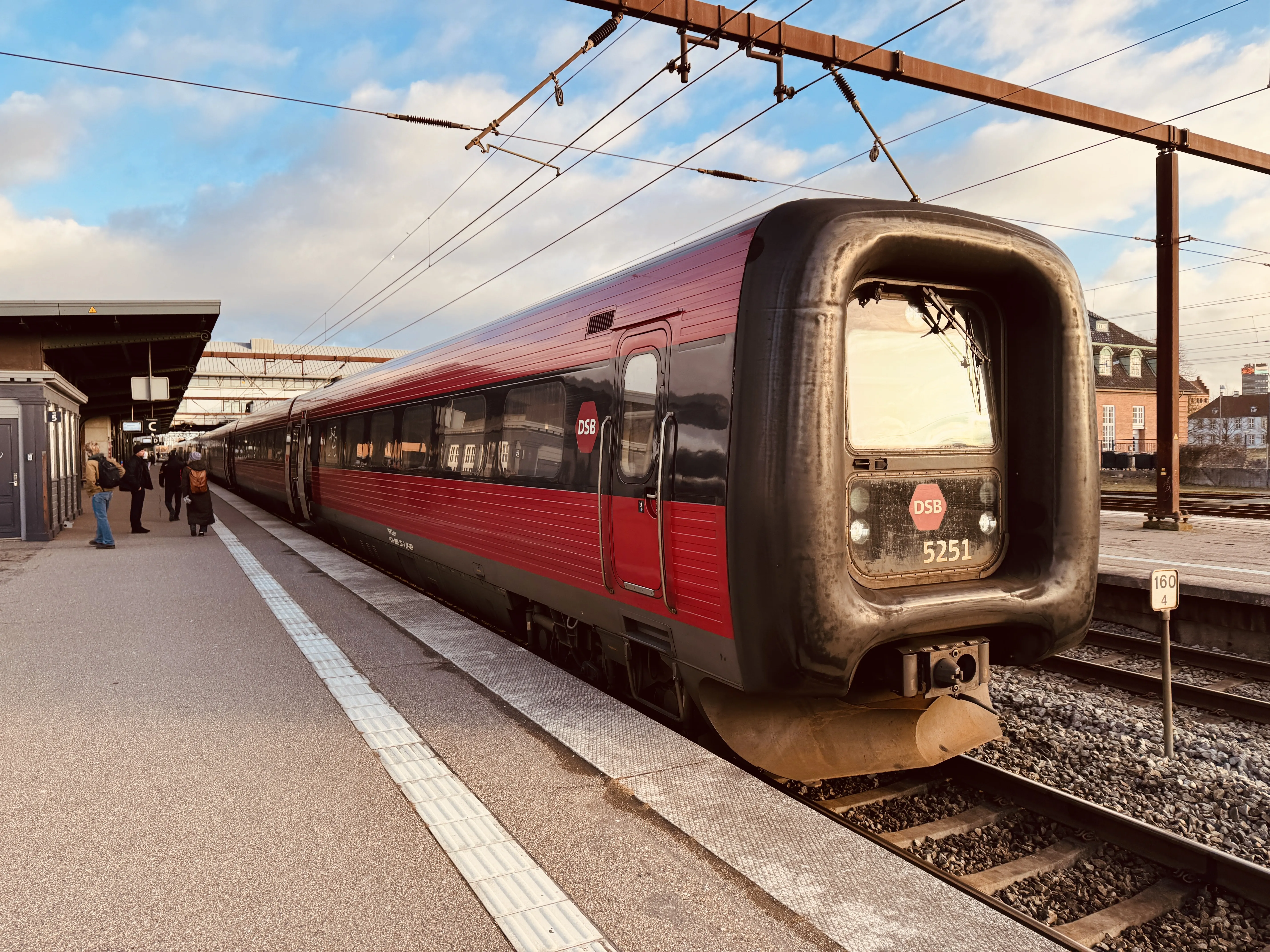 Billede af DSB MF 5051 fotograferet ud for Odense Banegård Center. Billede af DSB MF 5051 fotograferet ud for Odense Banegård Center.