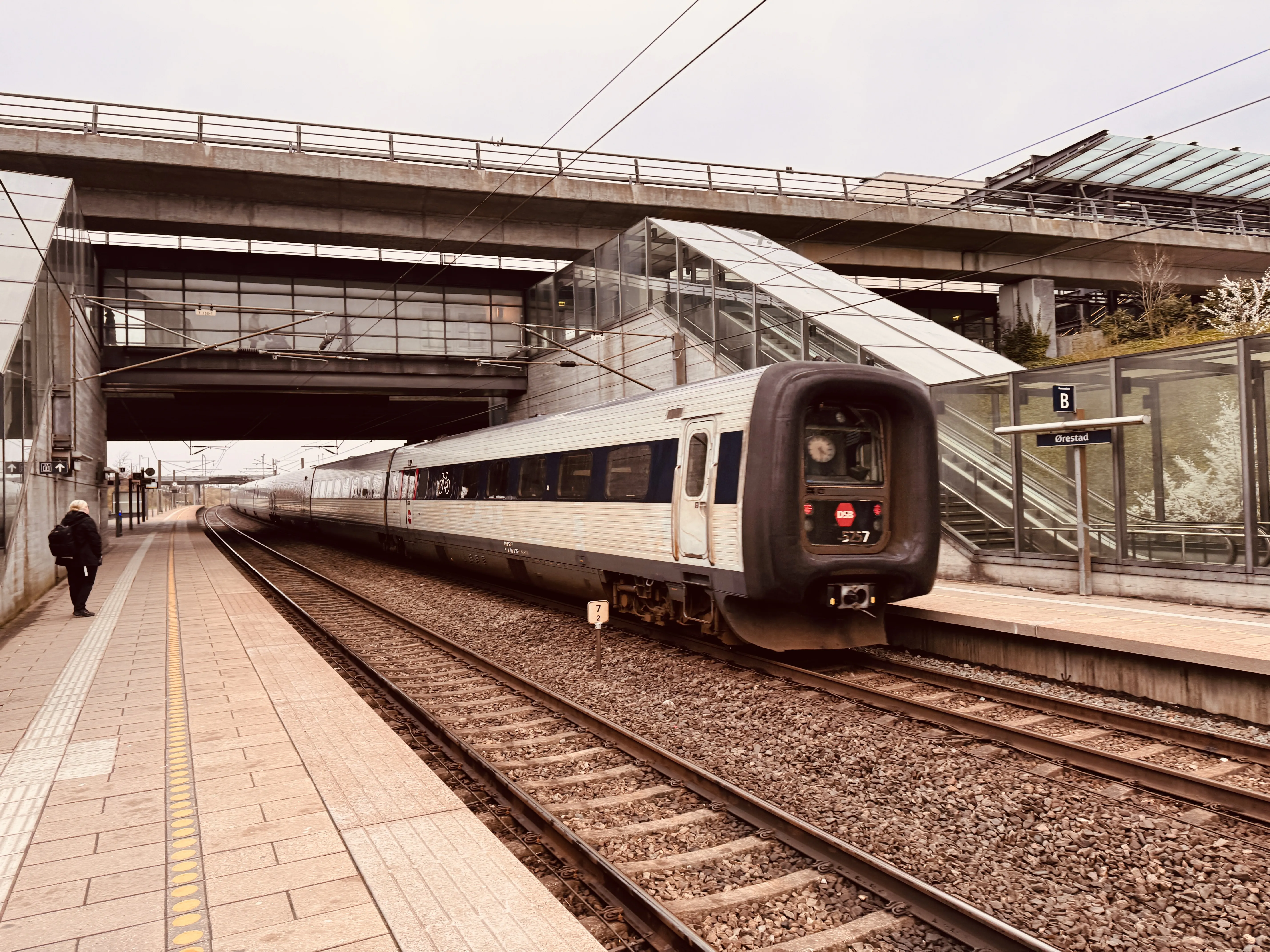 Billede af DSB MF 5057 fotograferet ud for Ørestad Trinbræt. Billede af DSB MF 5057 fotograferet ud for Ørestad Trinbræt.