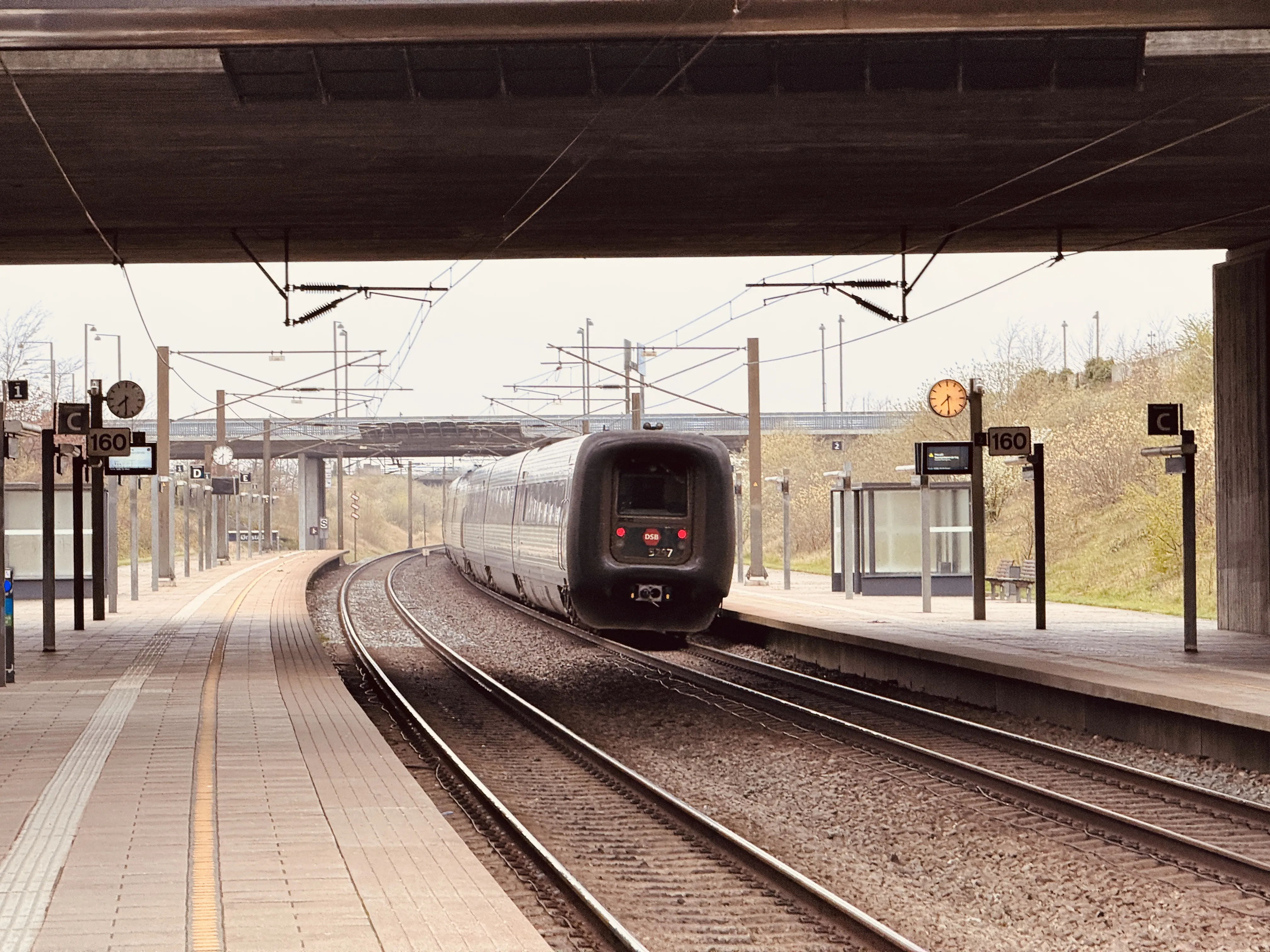 Billede af DSB MF 5057 fotograferet ud for Ørestad Trinbræt. Billede af DSB MF 5057 fotograferet ud for Ørestad Trinbræt.