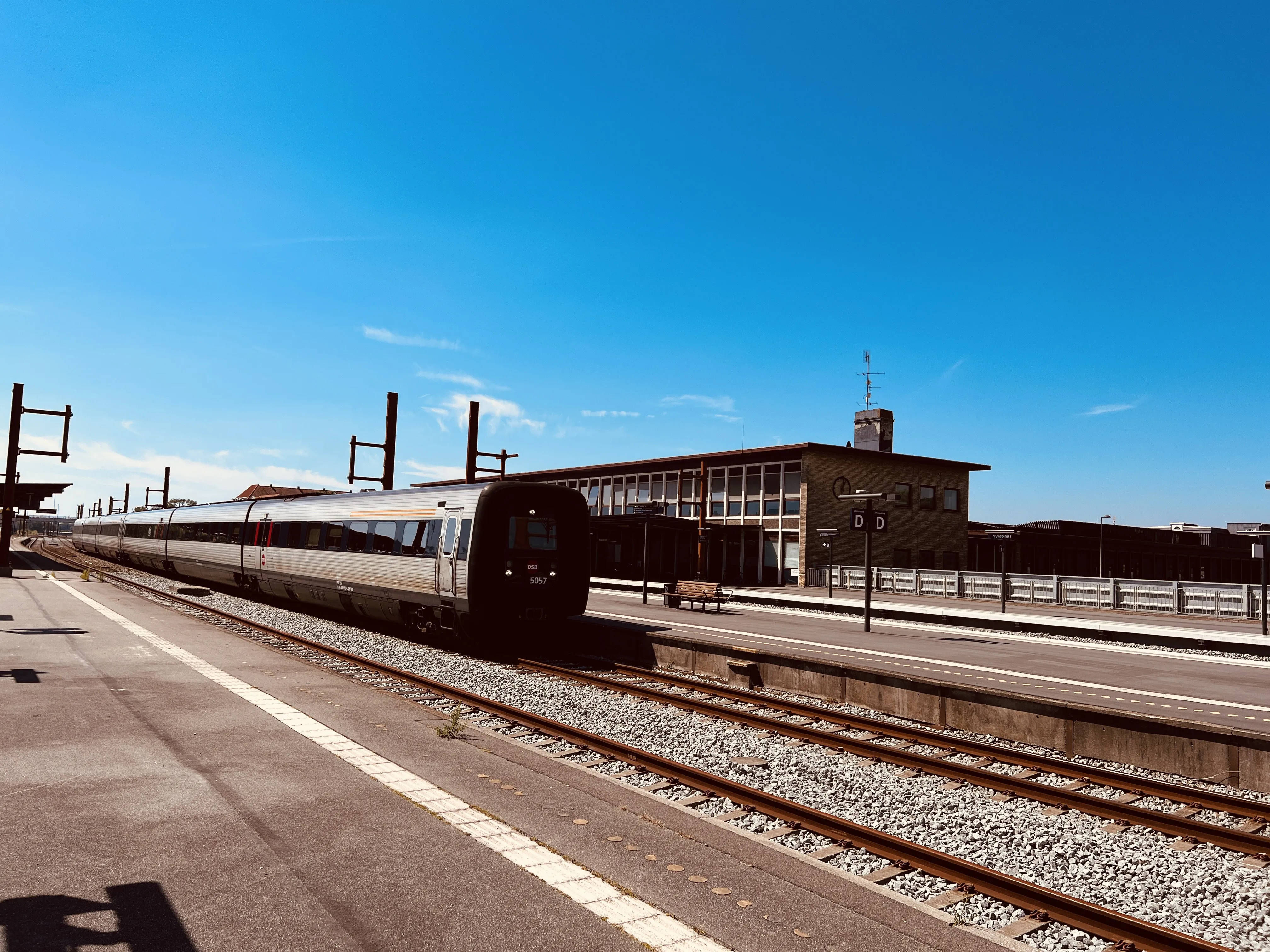 Billede af DSB MF 5057 fotograferet ud for Nykøbing Falster Station. Billede af DSB MF 5057 fotograferet ud for Nykøbing Falster Station.