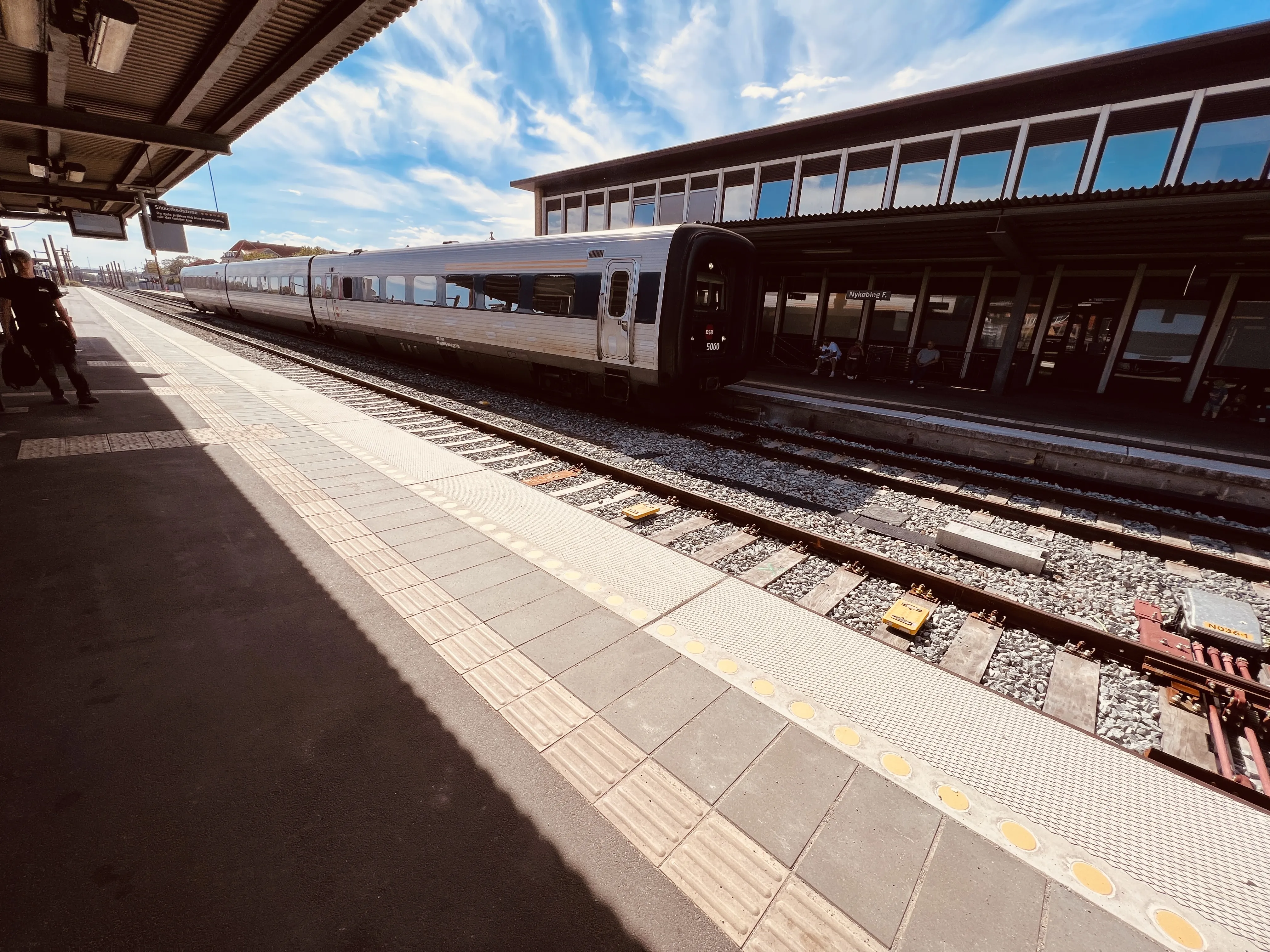 Billede af DSB MF 5060 fotograferet ud for Nykøbing Falster Station. Billede af DSB MF 5060 fotograferet ud for Nykøbing Falster Station.