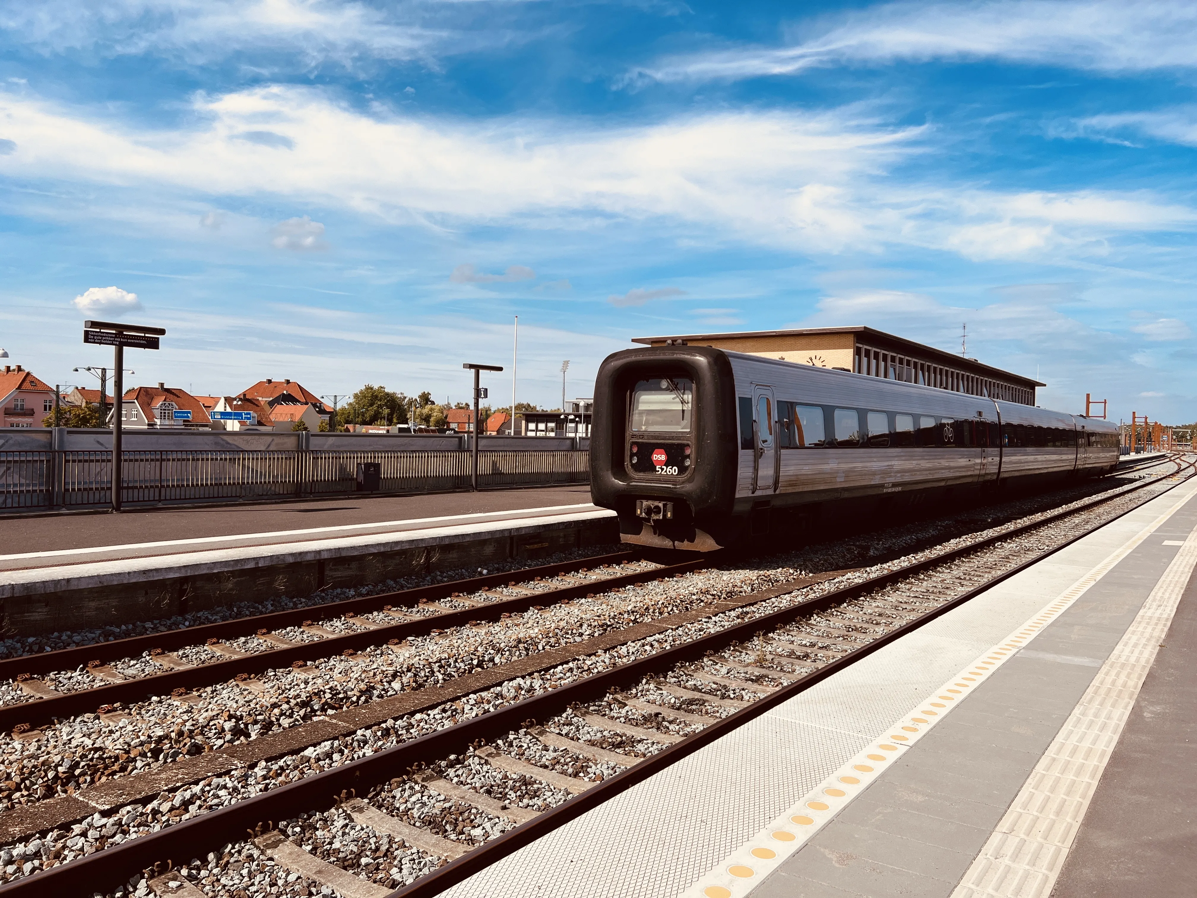 Billede af DSB MF 5060 fotograferet ud for Nykøbing Falster Station. Billede af DSB MF 5060 fotograferet ud for Nykøbing Falster Station.