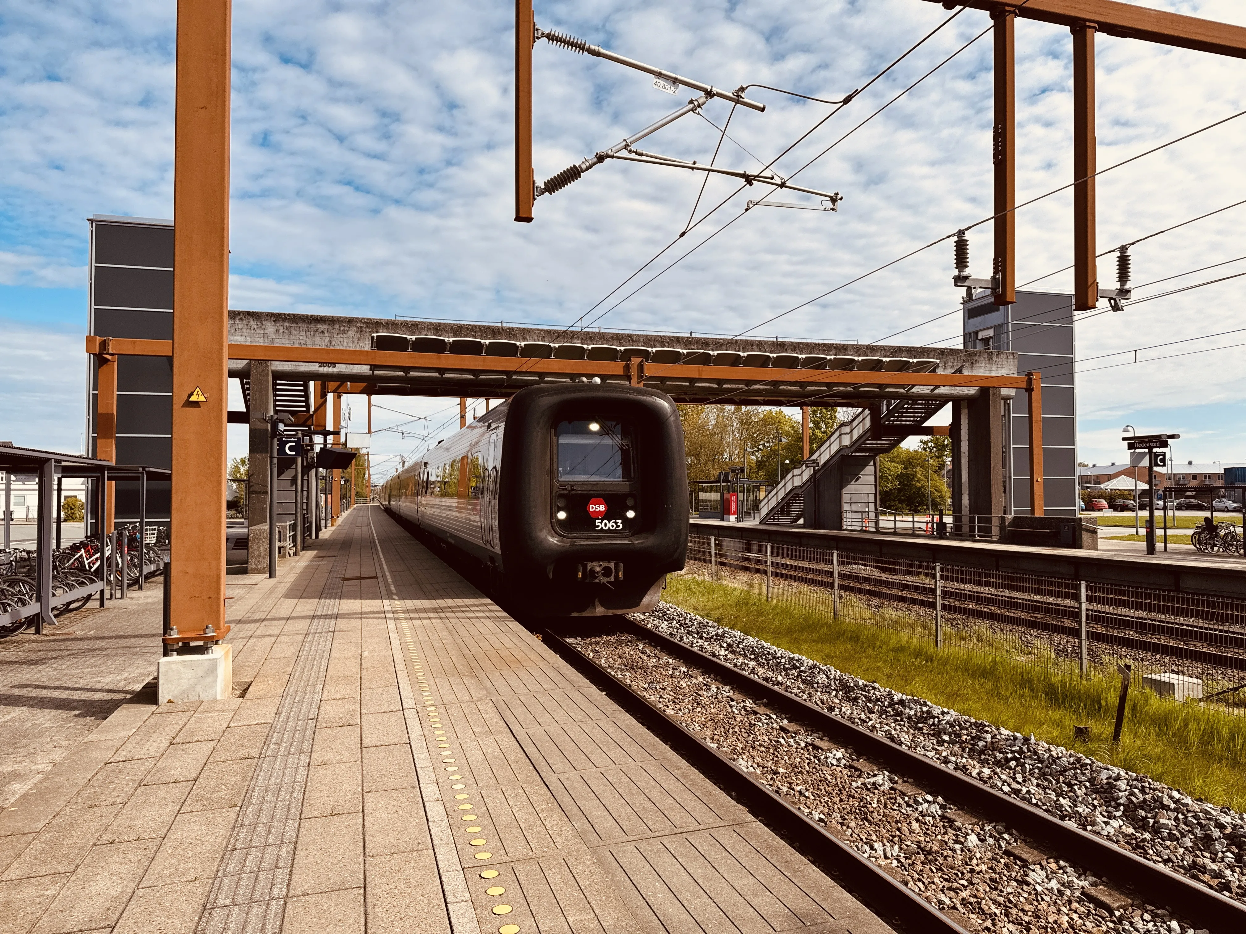 Billede af DSB MF 5063 fotograferet ud for Hedensted Trinbræt. Billede af DSB MF 5063 fotograferet ud for Hedensted Trinbræt.