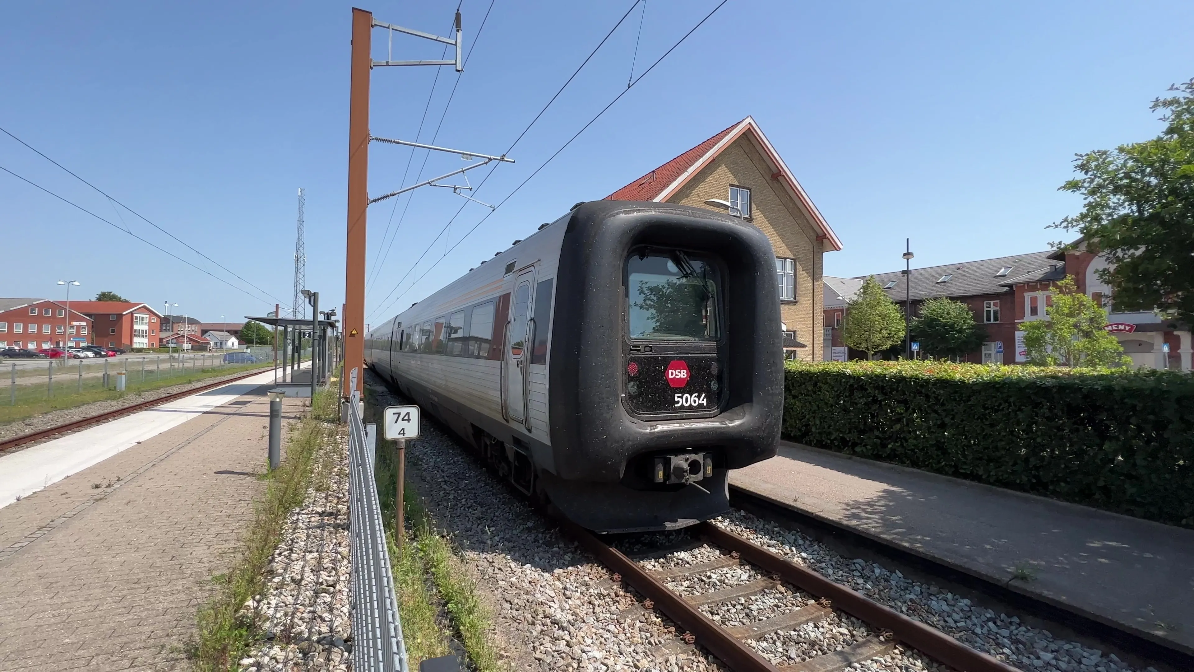 Billede af DSB MF 5064 fotograferet ud for Haslev Station. Billede af DSB MF 5064 fotograferet ud for Haslev Station.