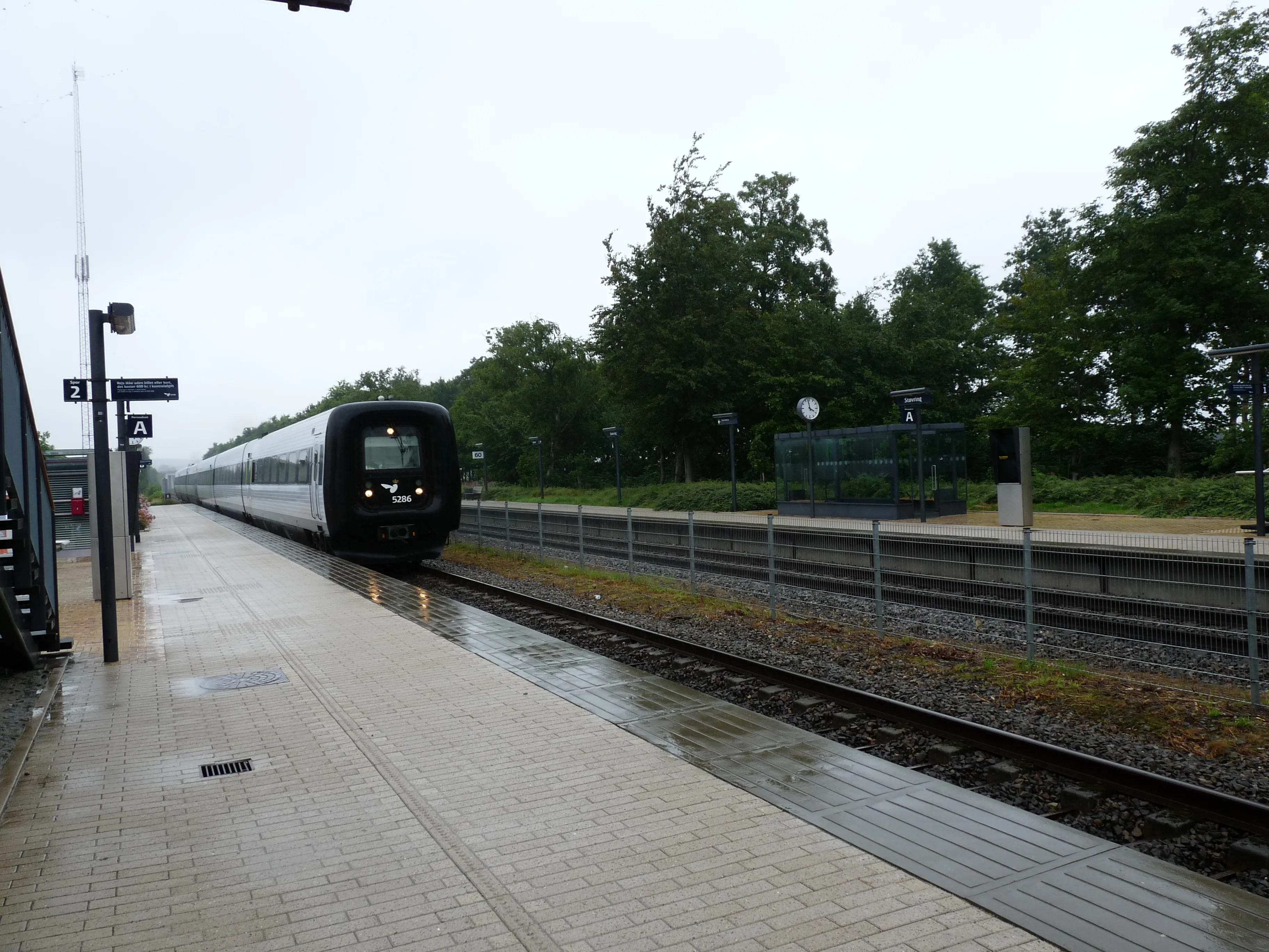 Billede af DSB MF 5086 fotograferet ud for Støvring Trinbræt. Billede af DSB MF 5086 fotograferet ud for Støvring Trinbræt.