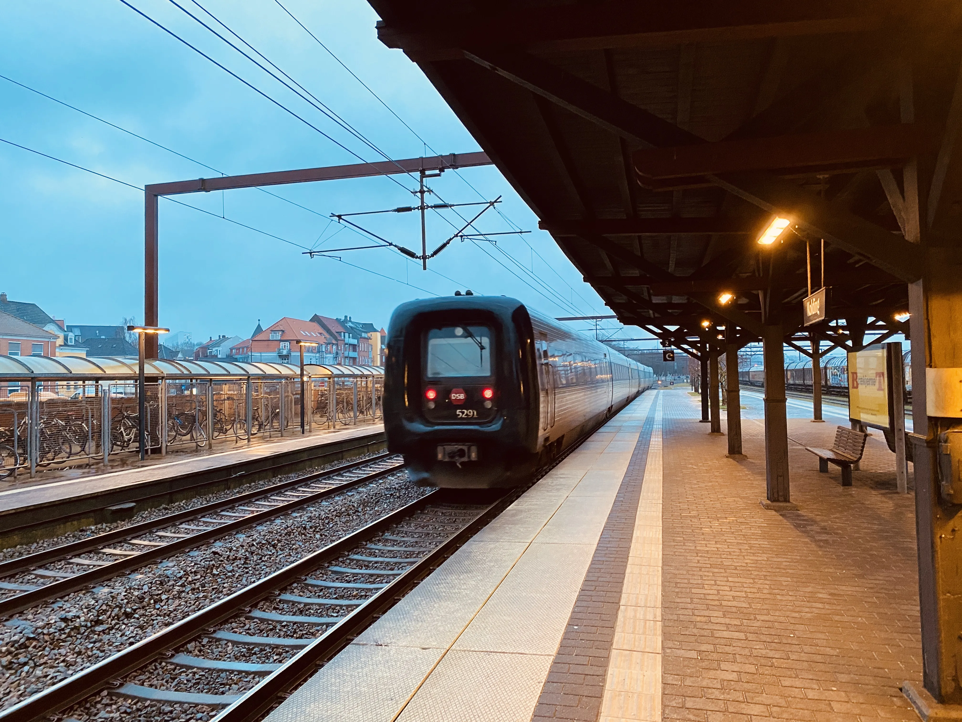 Billede af DSB MF 5091 fotograferet ud for Kolding Banegård. Billede af DSB MF 5091 fotograferet ud for Kolding Banegård.