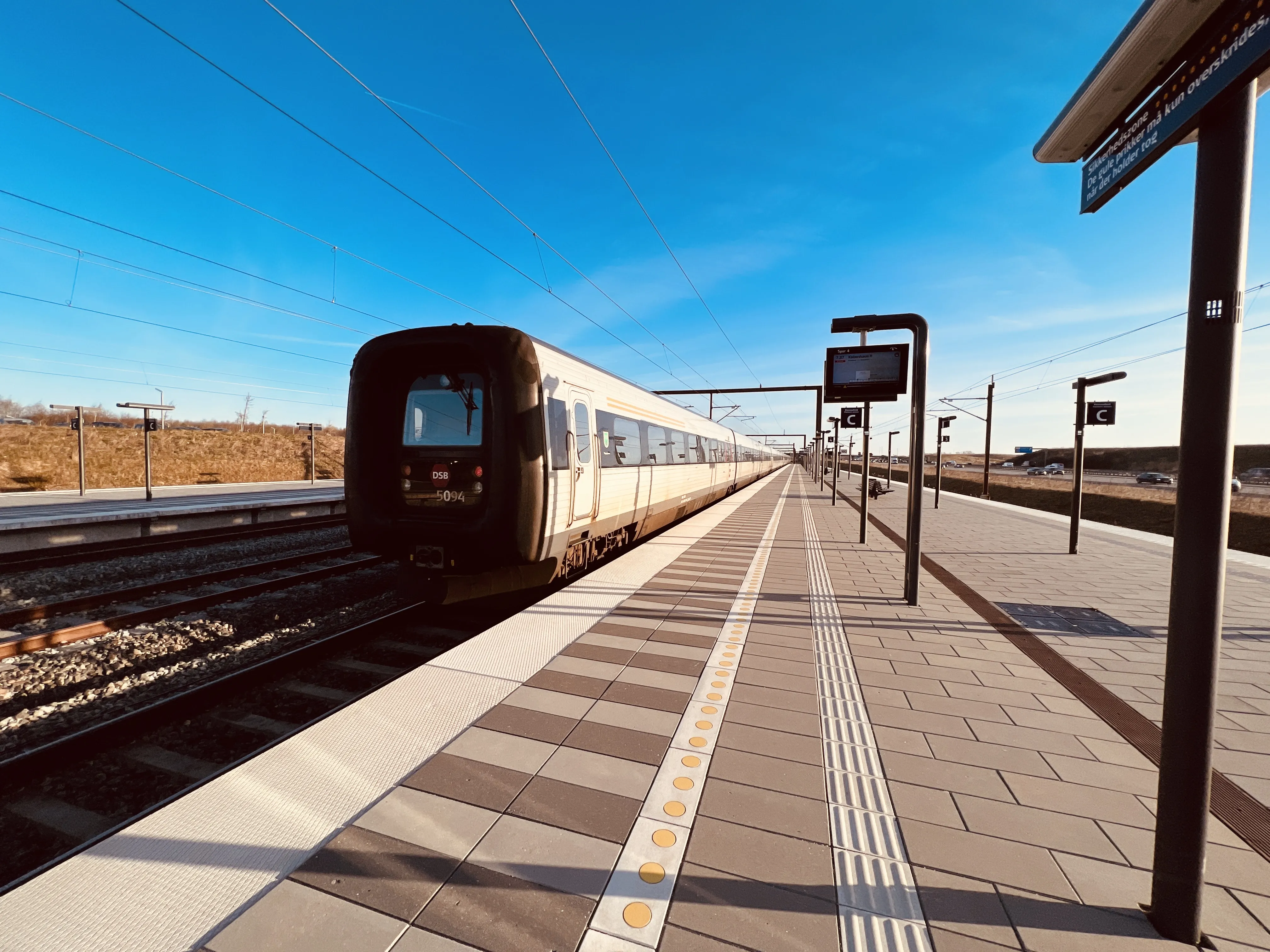 Billede af DSB MF 5094 fotograferet ud for Køge Nord Trinbræt. Billede af DSB MF 5094 fotograferet ud for Køge Nord Trinbræt.