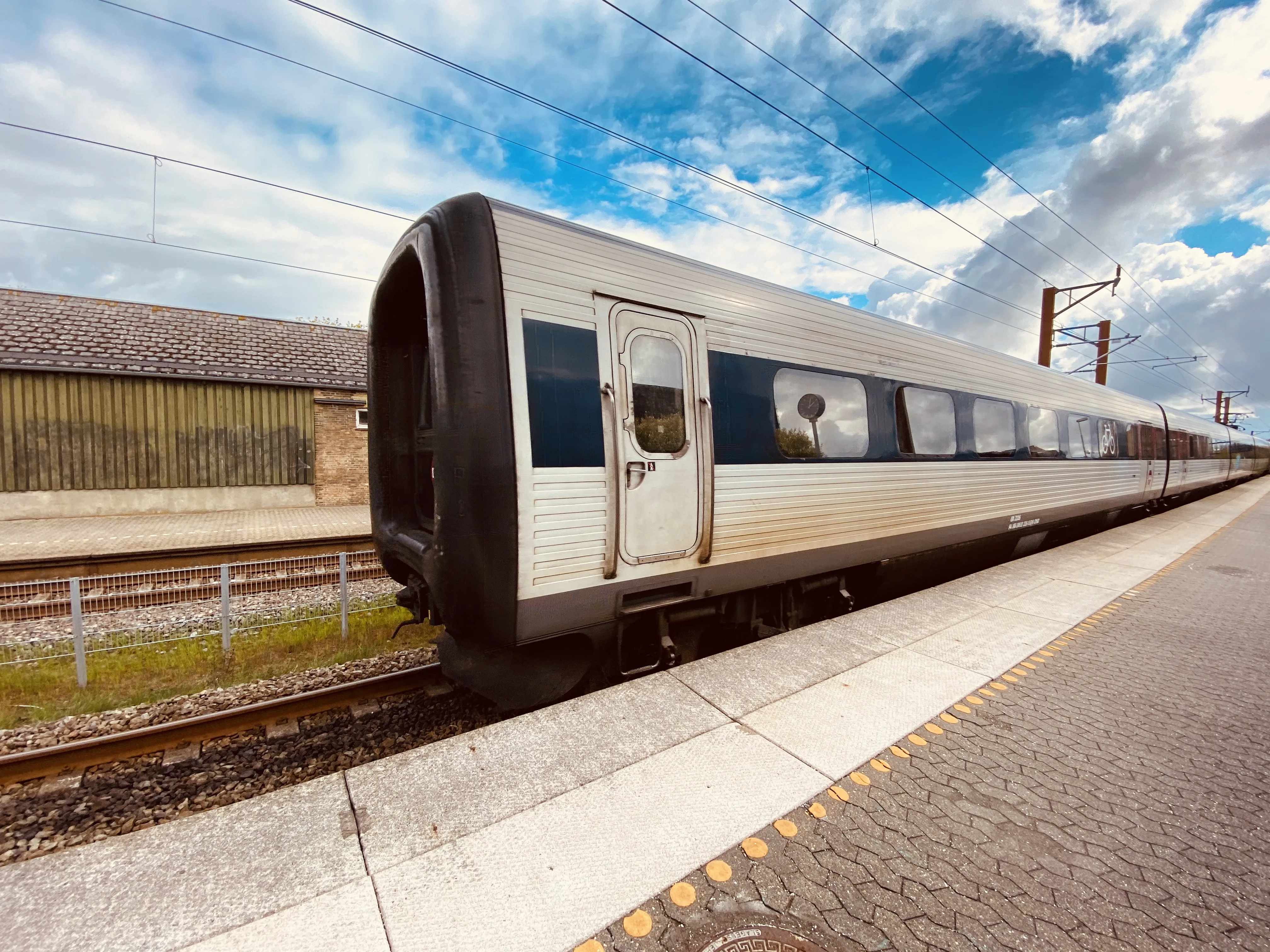 Billede af DSB ER 2016 fotograferet ud for Brørup Station. Billede af DSB ER 2016 fotograferet ud for Brørup Station.