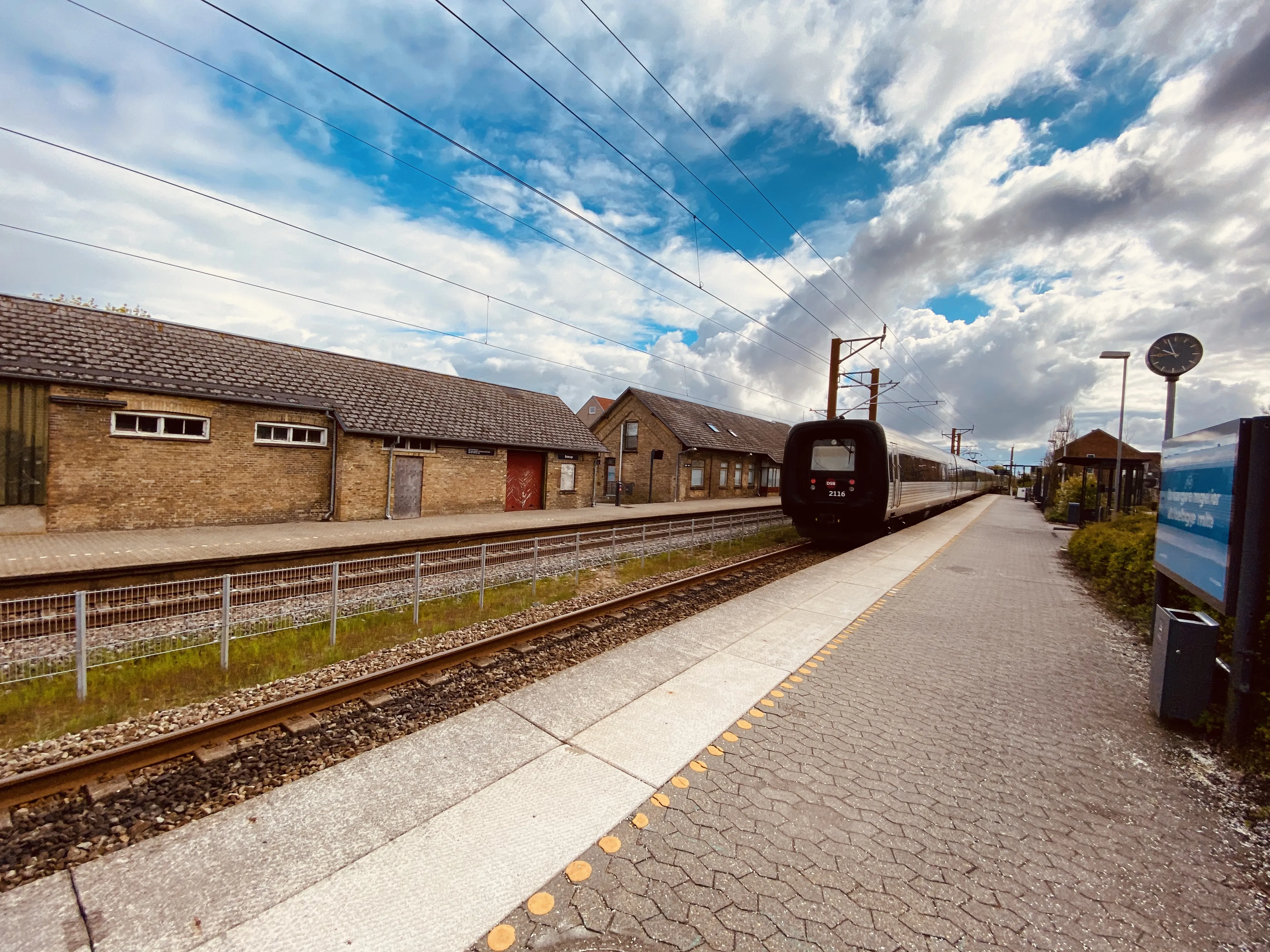 Billede af DSB ER 2016 fotograferet ud for Brørup Station. Billede af DSB ER 2016 fotograferet ud for Brørup Station.