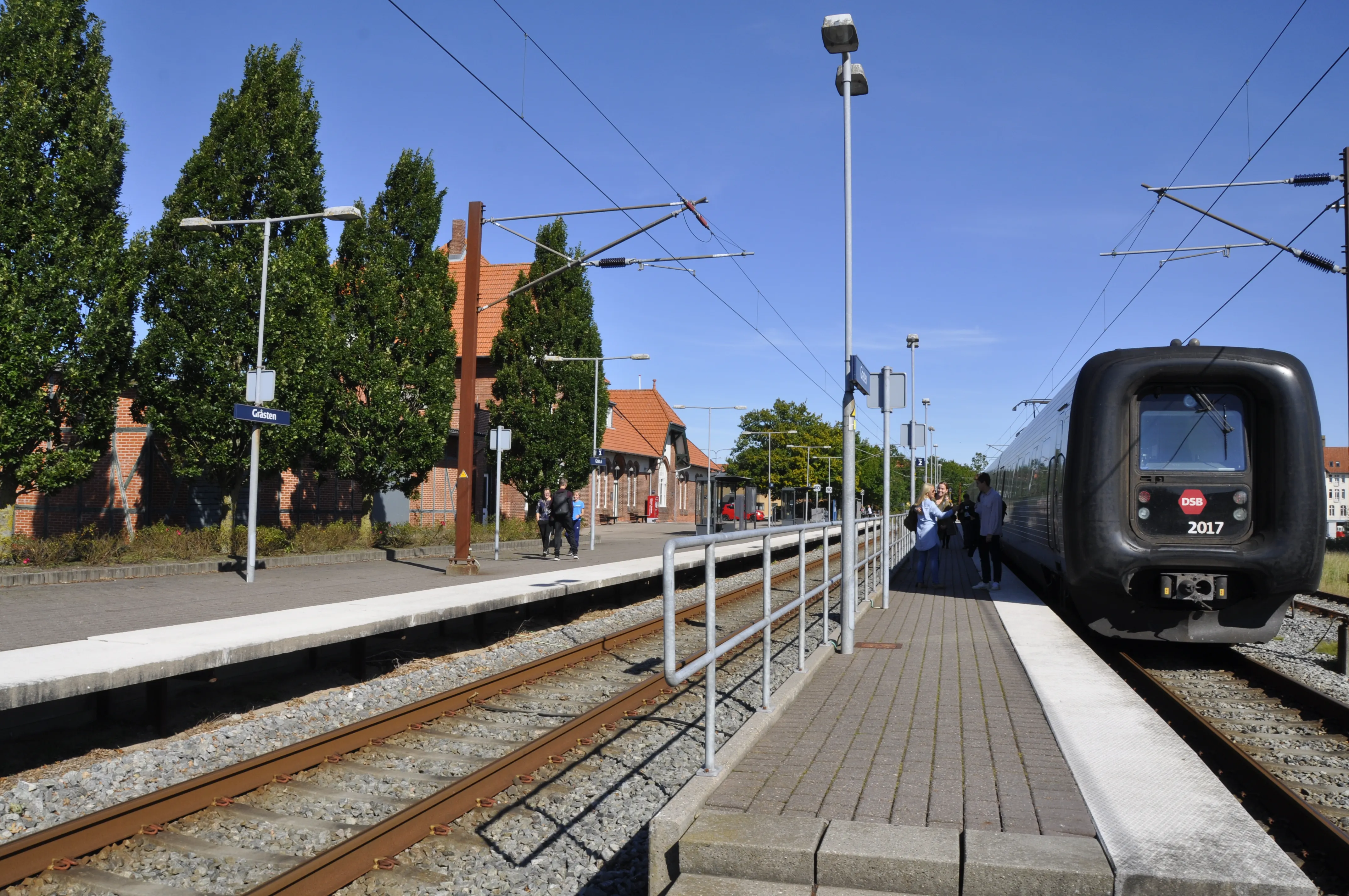 Billede af DSB ER 2017 fotograferet ud for Gråsten Station. Billede af DSB ER 2017 fotograferet ud for Gråsten Station.