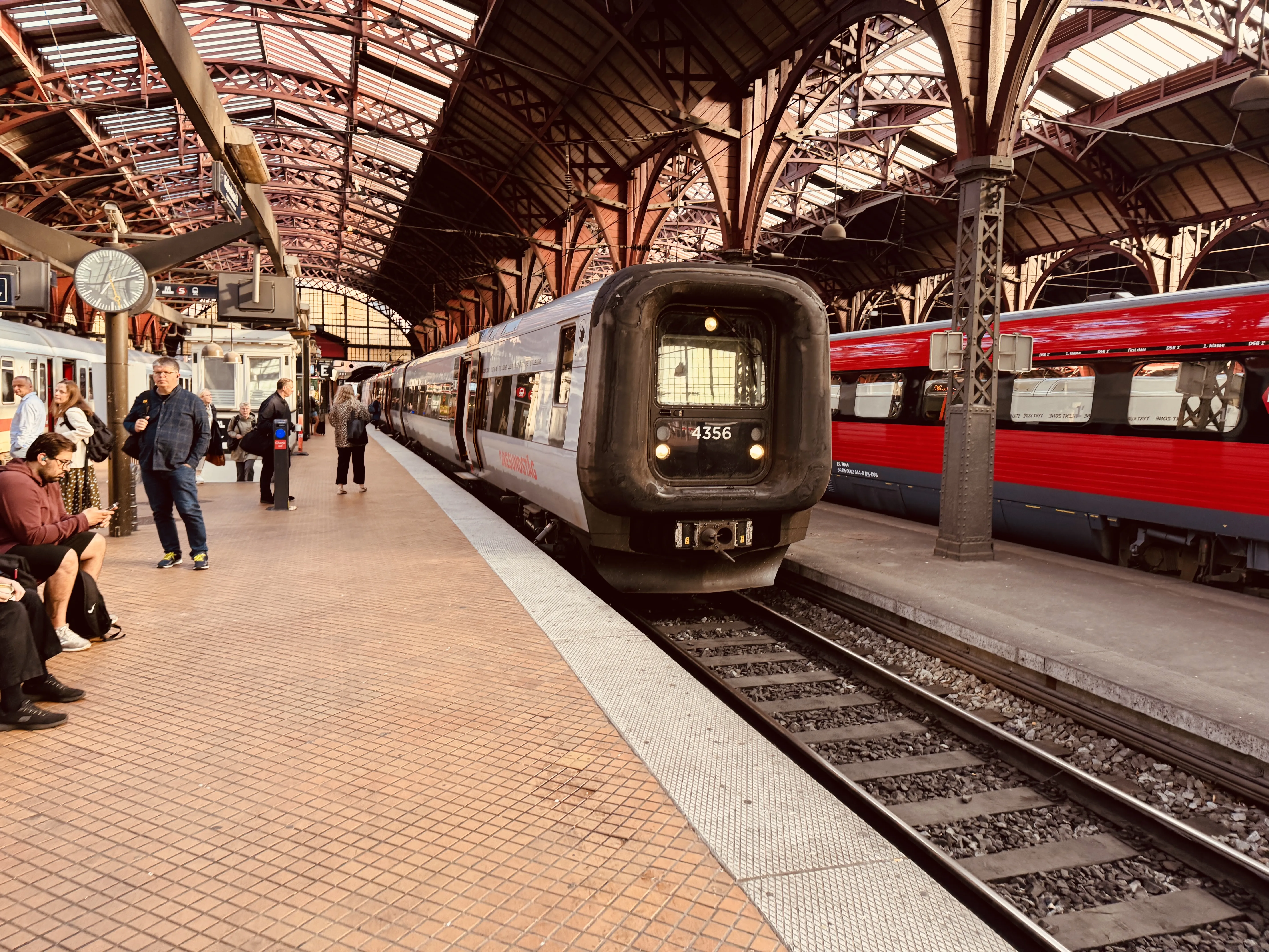 Billede af DSB ET 4356 fotograferet ud for København Hovedbanegård. Billede af DSB ET 4356 fotograferet ud for København Hovedbanegård.