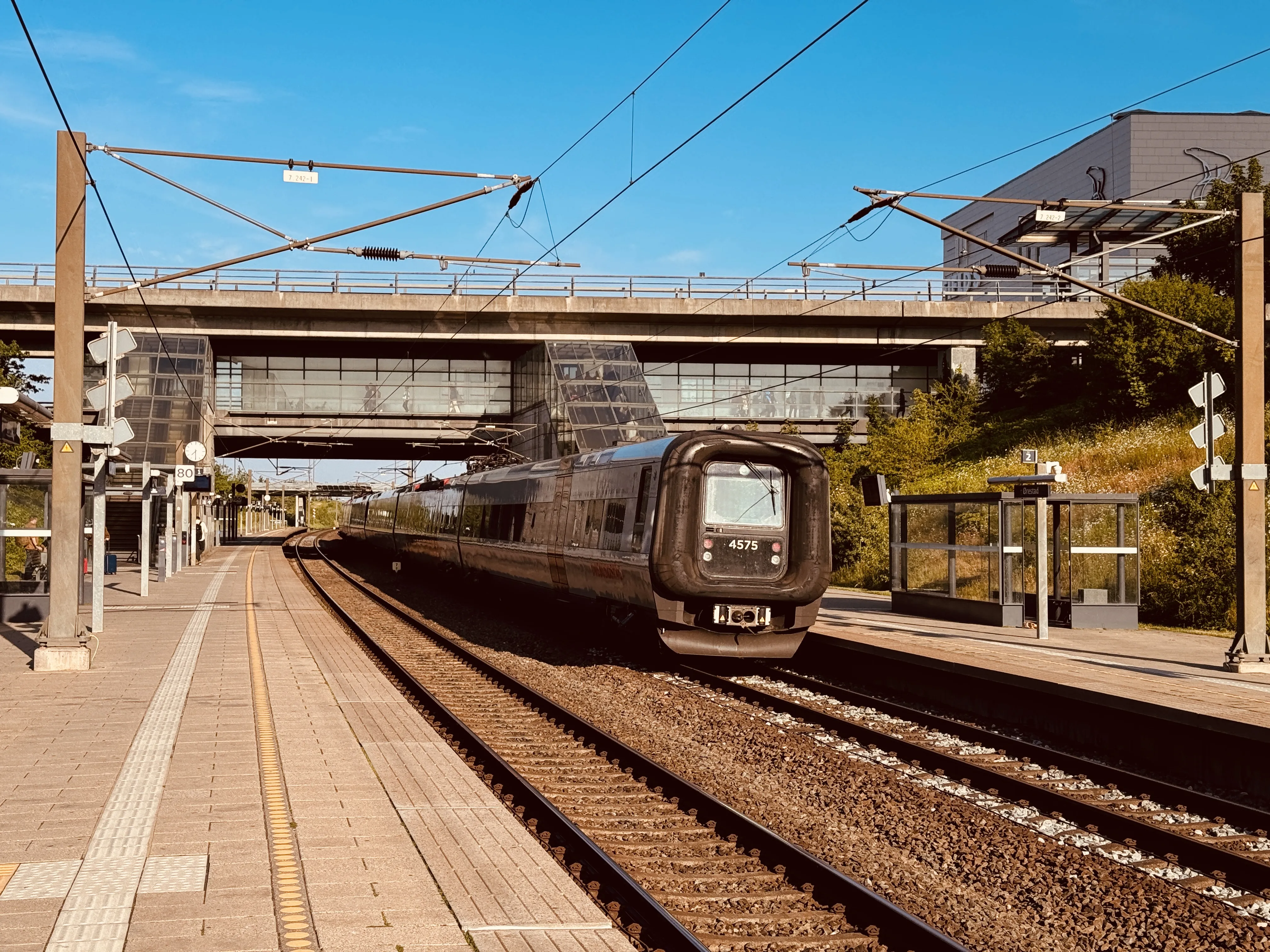Billede af DSB ET 4375 fotograferet ud for Ørestad Trinbræt. Billede af DSB ET 4375 fotograferet ud for Ørestad Trinbræt.