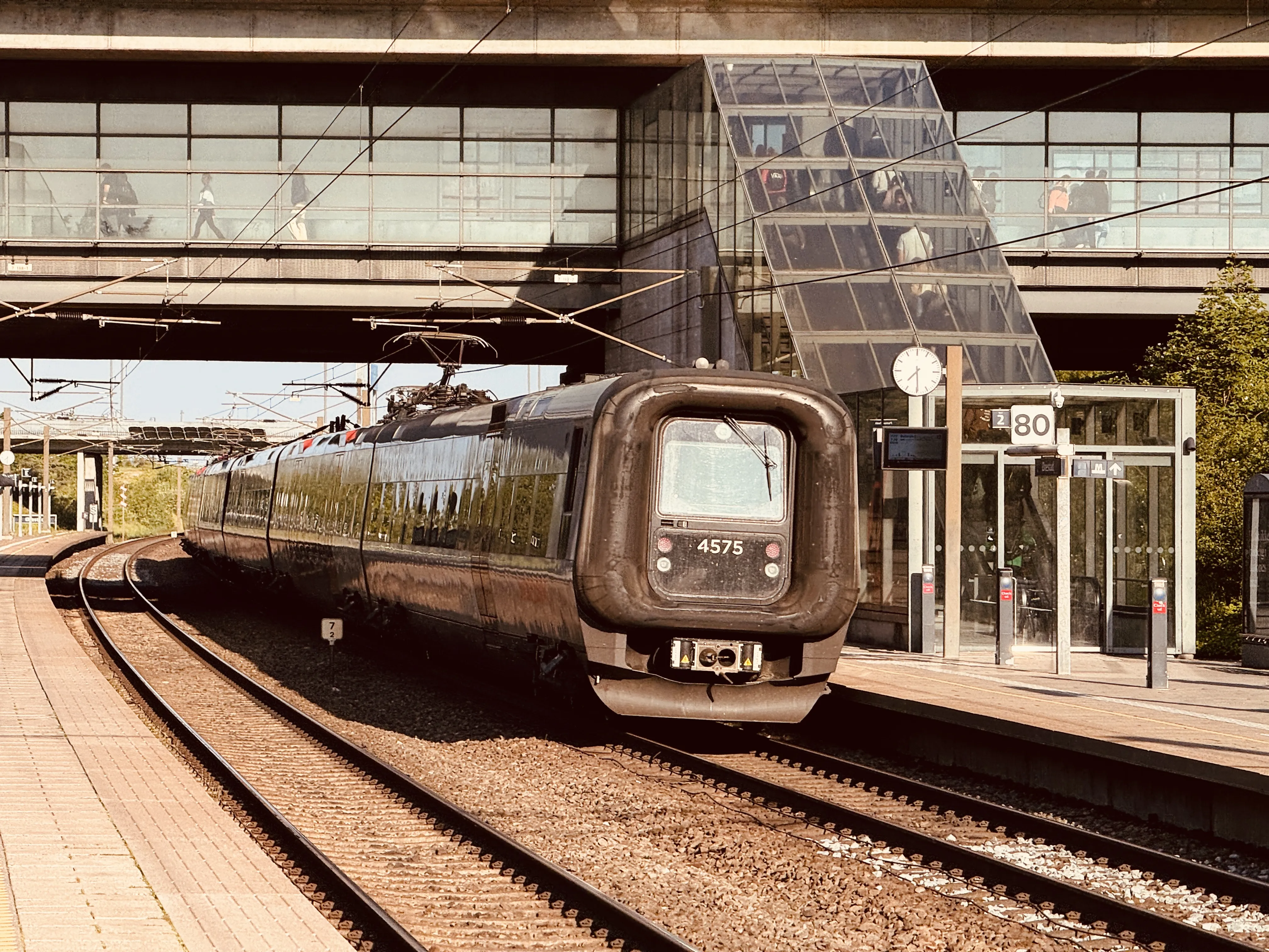 Billede af DSB ET 4375 fotograferet ud for Ørestad Trinbræt. Billede af DSB ET 4375 fotograferet ud for Ørestad Trinbræt.