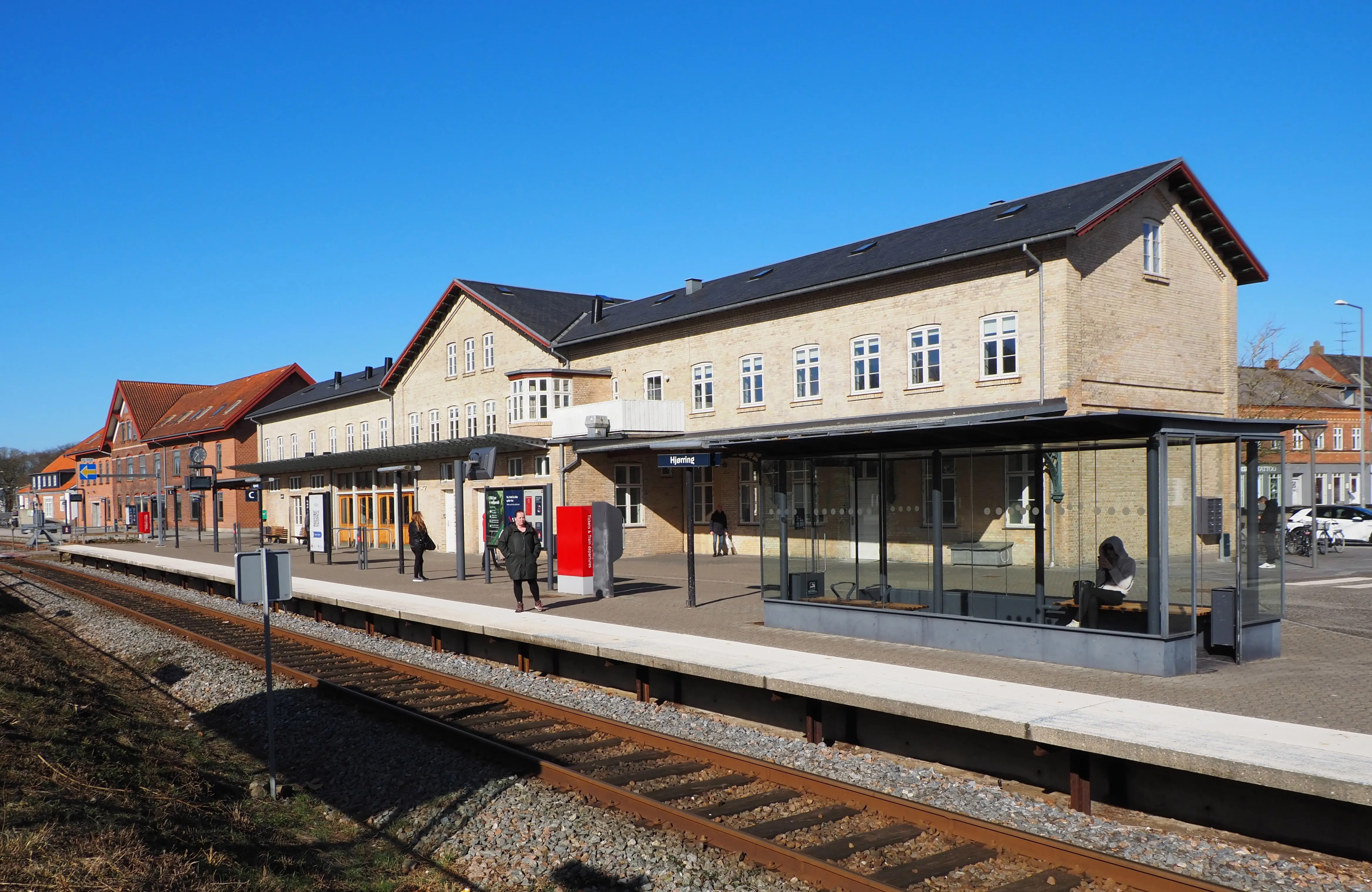 Billede af Hjørring Station set fra sporsiden. Billede af Hjørring Station set fra sporsiden.