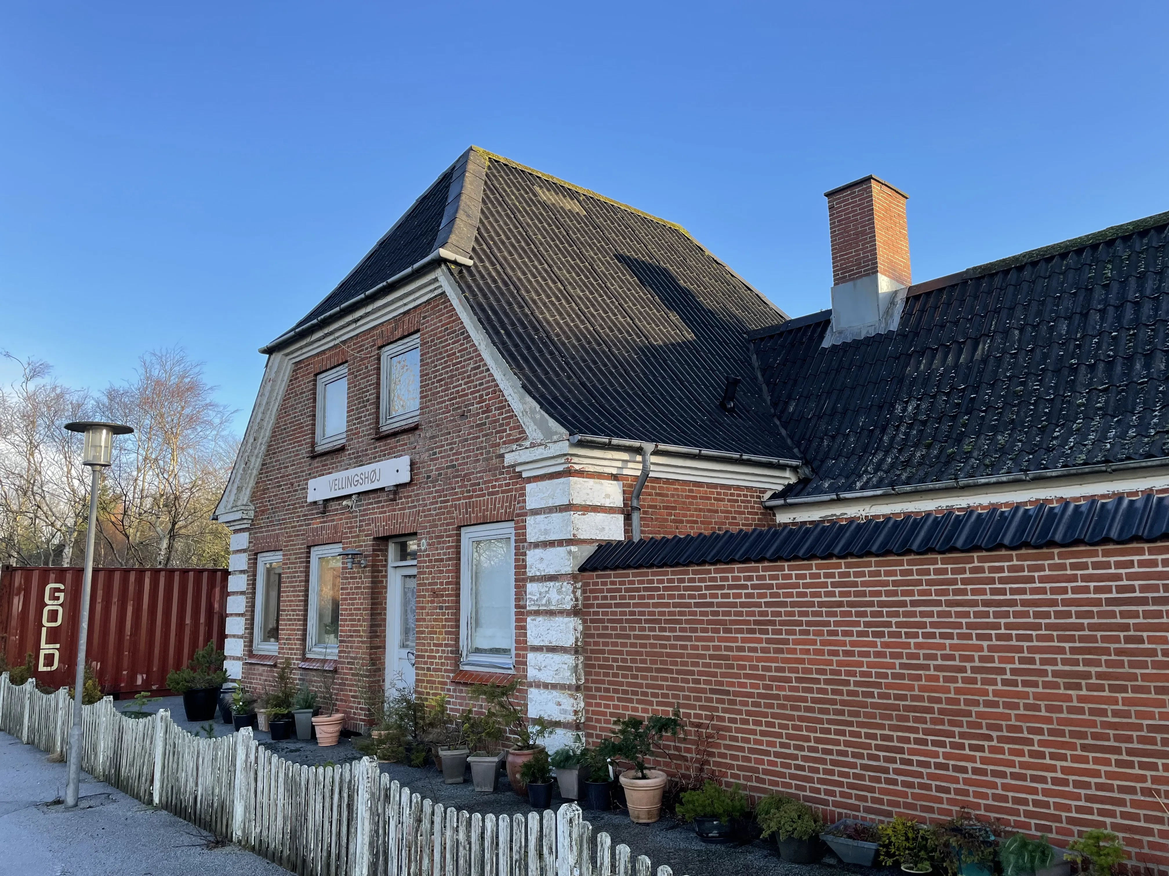 Billede af Vellingshøj Station set fra sporsiden. Billede af Vellingshøj Station set fra sporsiden.