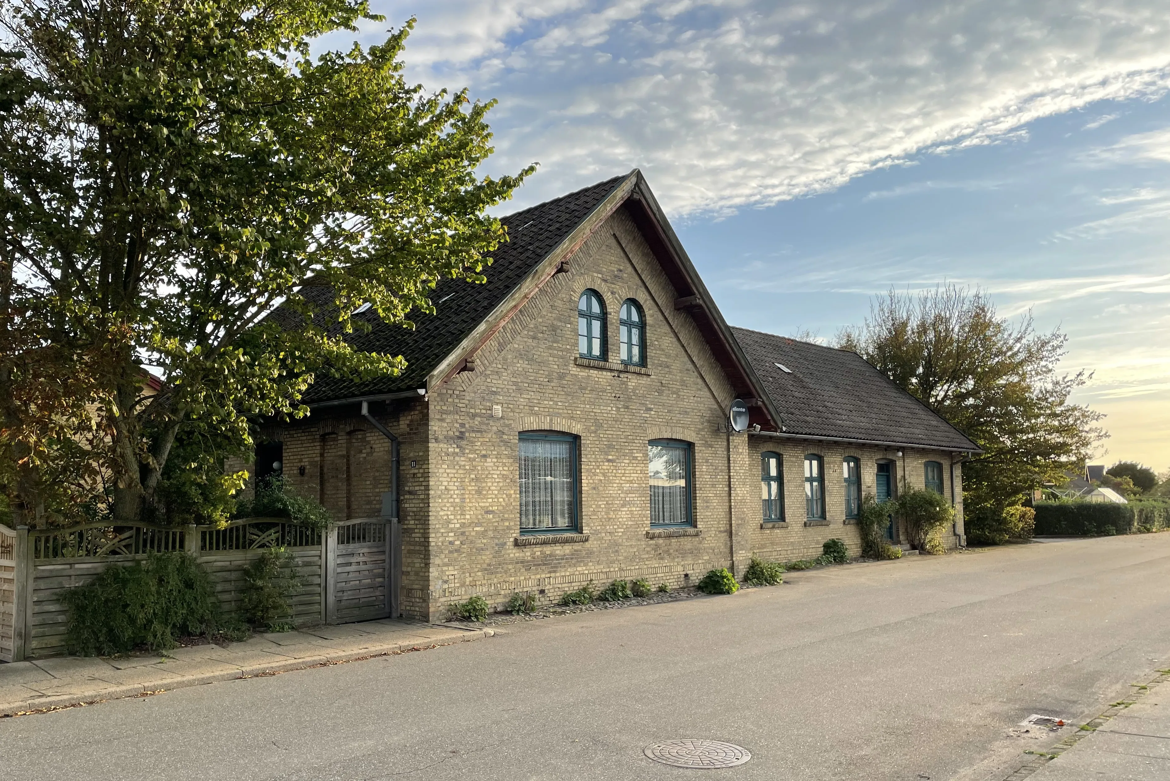 Billede af Skovsgård Station set fra vejsiden. Billede af Skovsgård Station set fra vejsiden.