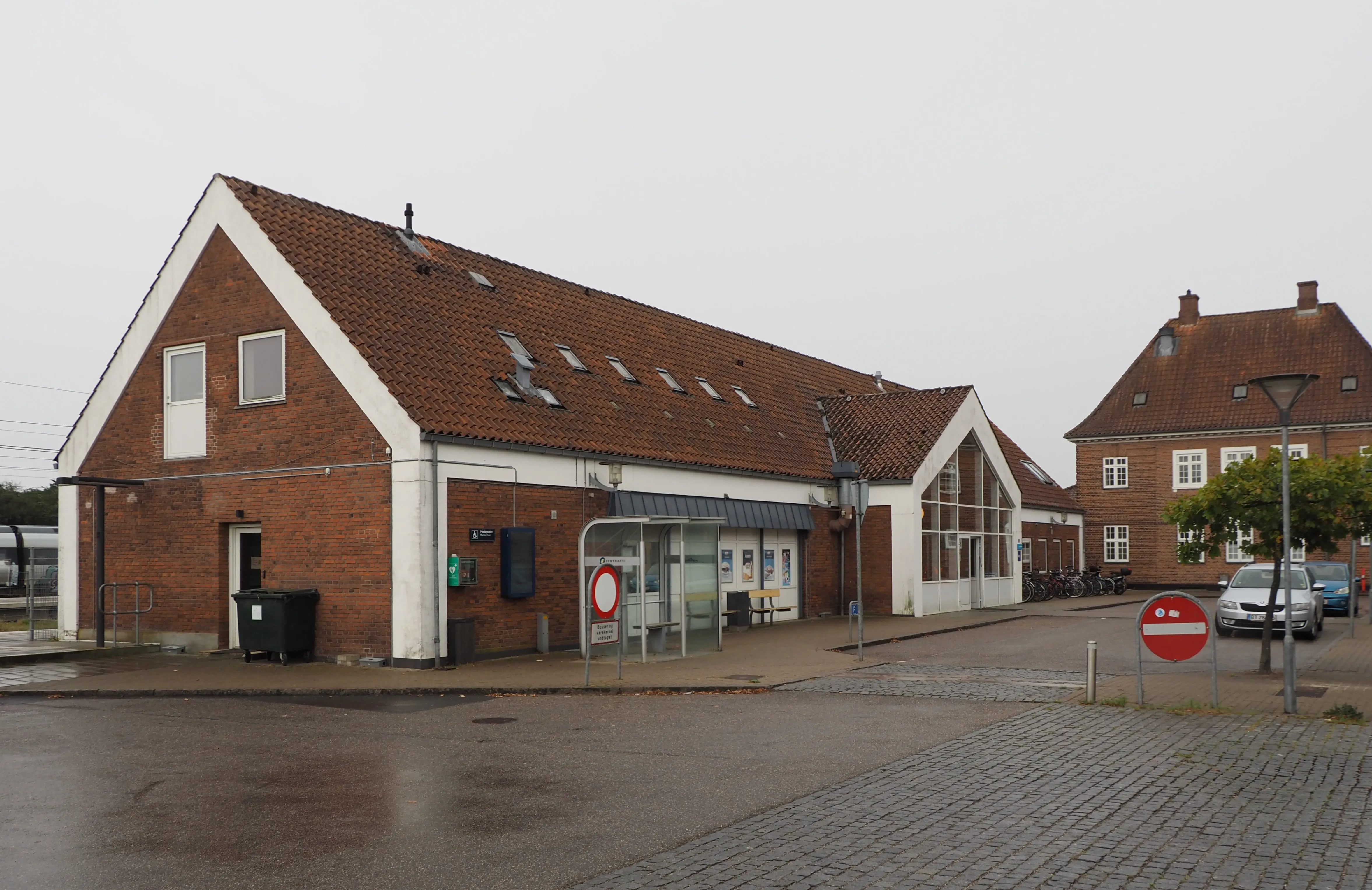 Billede af Tinglev Station set fra vejsiden. Billede af Tinglev Station set fra vejsiden.