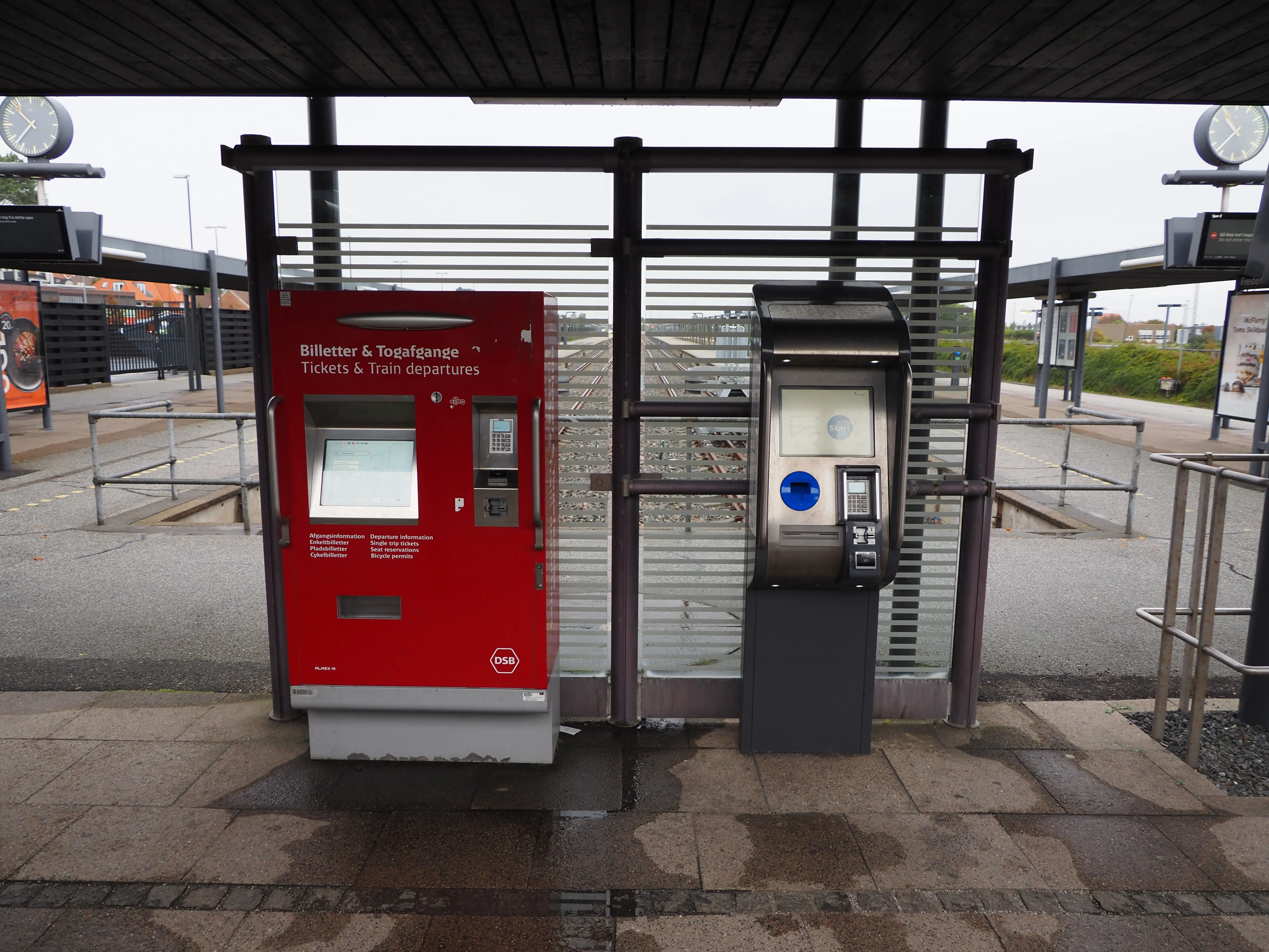 Billede af Frederikshavn Station, ventesal med automater Billede af Frederikshavn Station, ventesal med automater