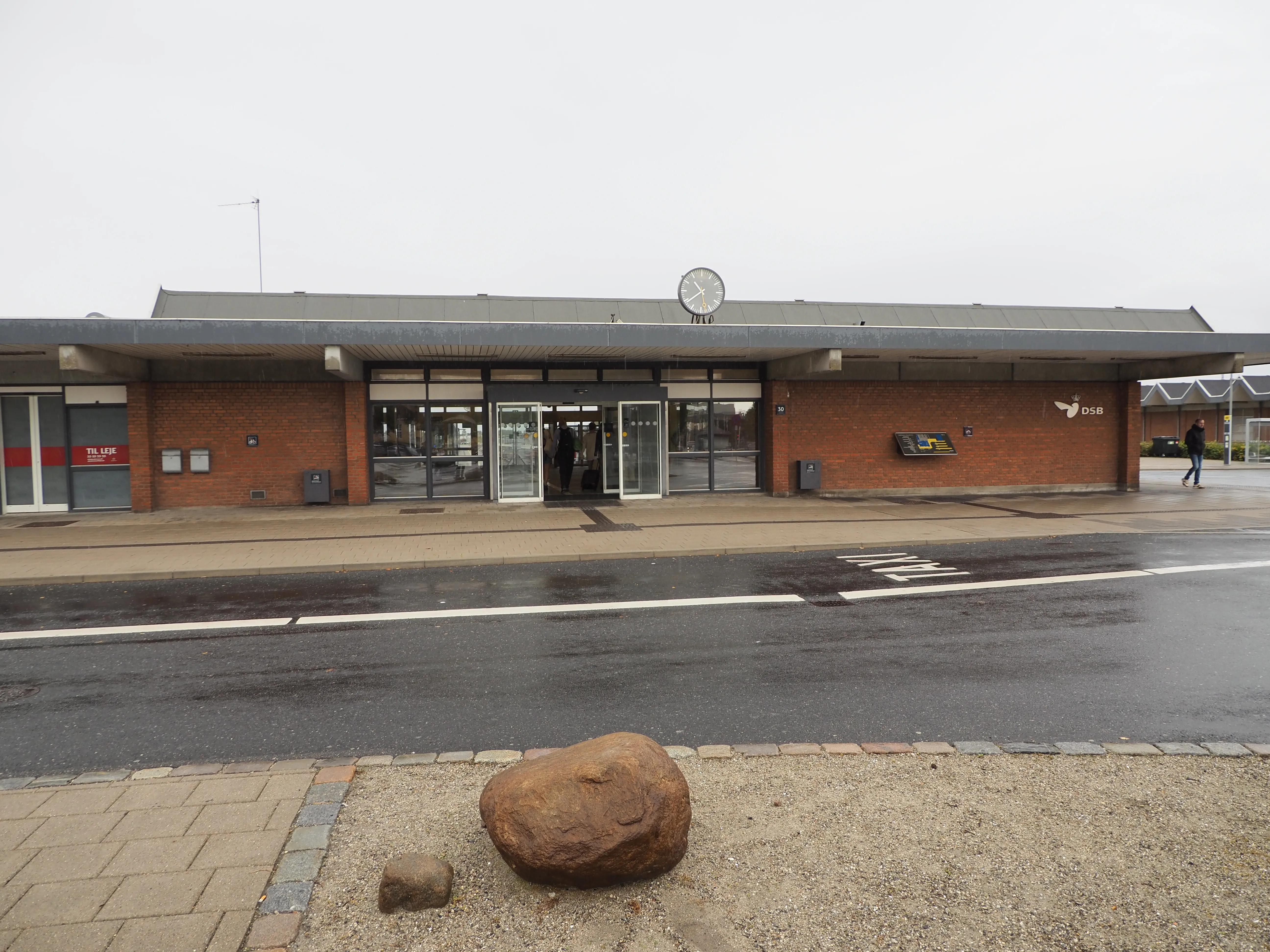 Billede af Frederikshavn Station set fra vejsiden. Billede af Frederikshavn Station set fra vejsiden.