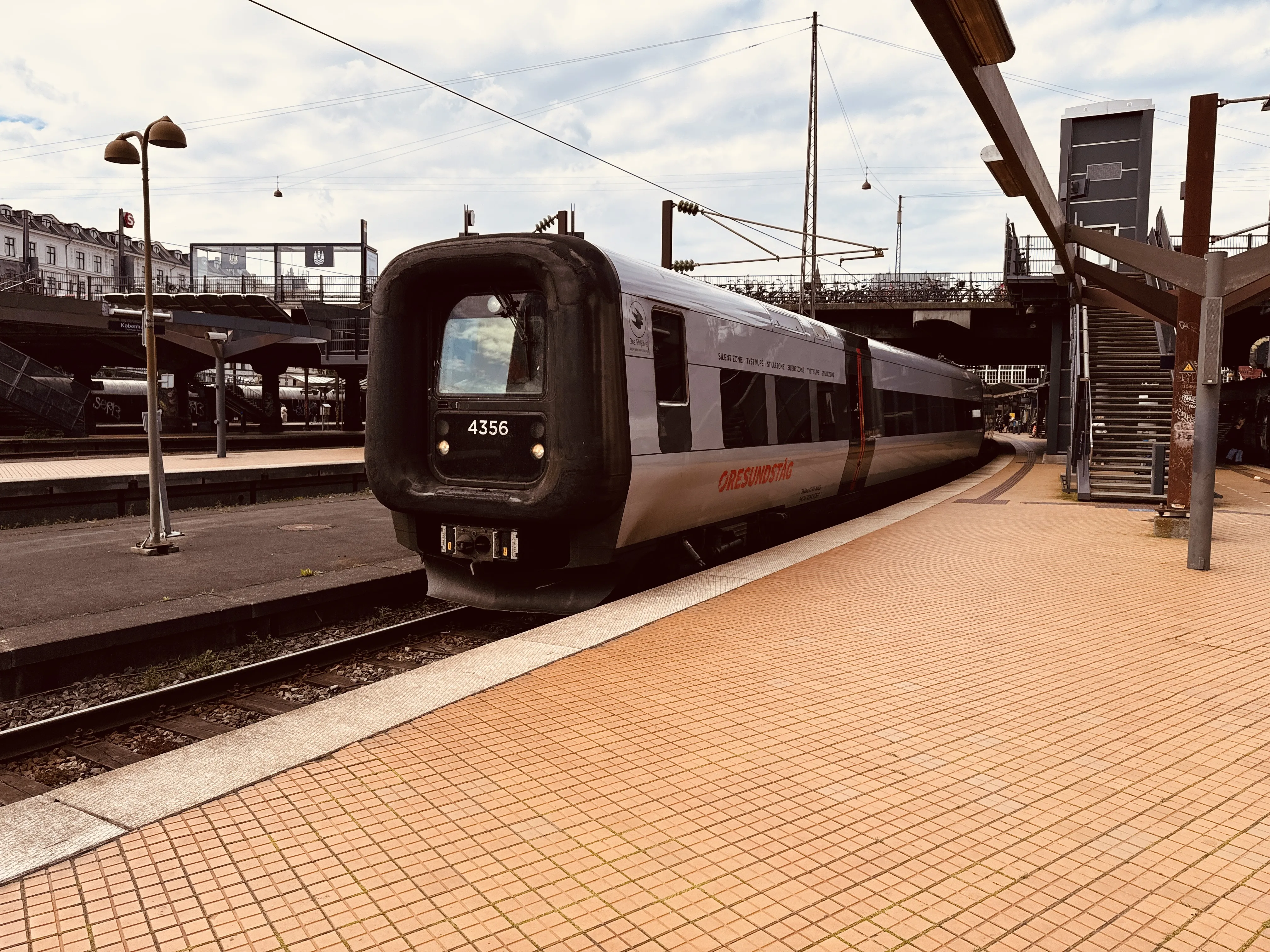 Billede af DSB ET 4356 fotograferet ud for København Hovedbanegård. Billede af DSB ET 4356 fotograferet ud for København Hovedbanegård.