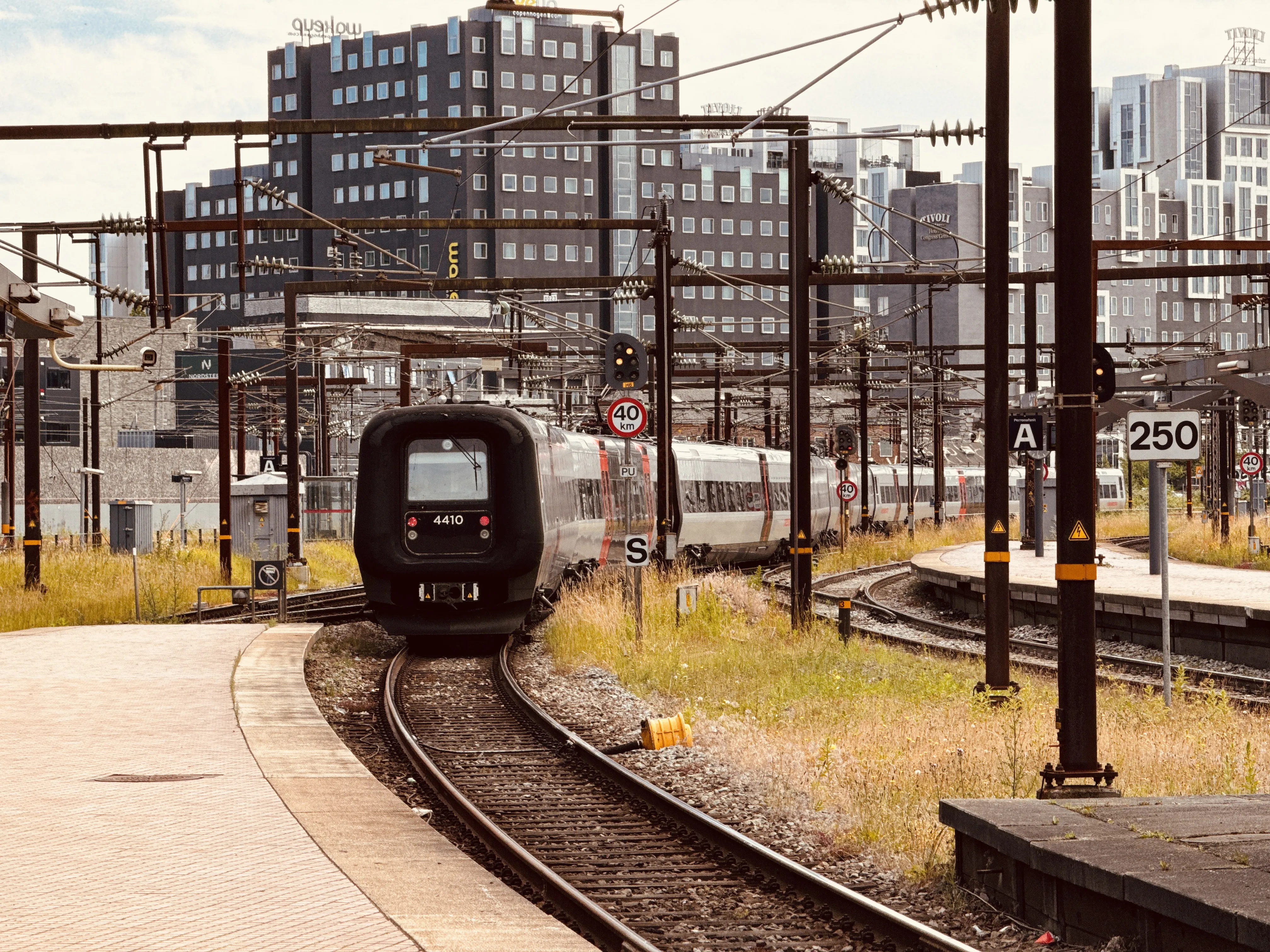 Billede af DSB ET 4410 fotograferet ud for København Hovedbanegård. Billede af DSB ET 4410 fotograferet ud for København Hovedbanegård.
