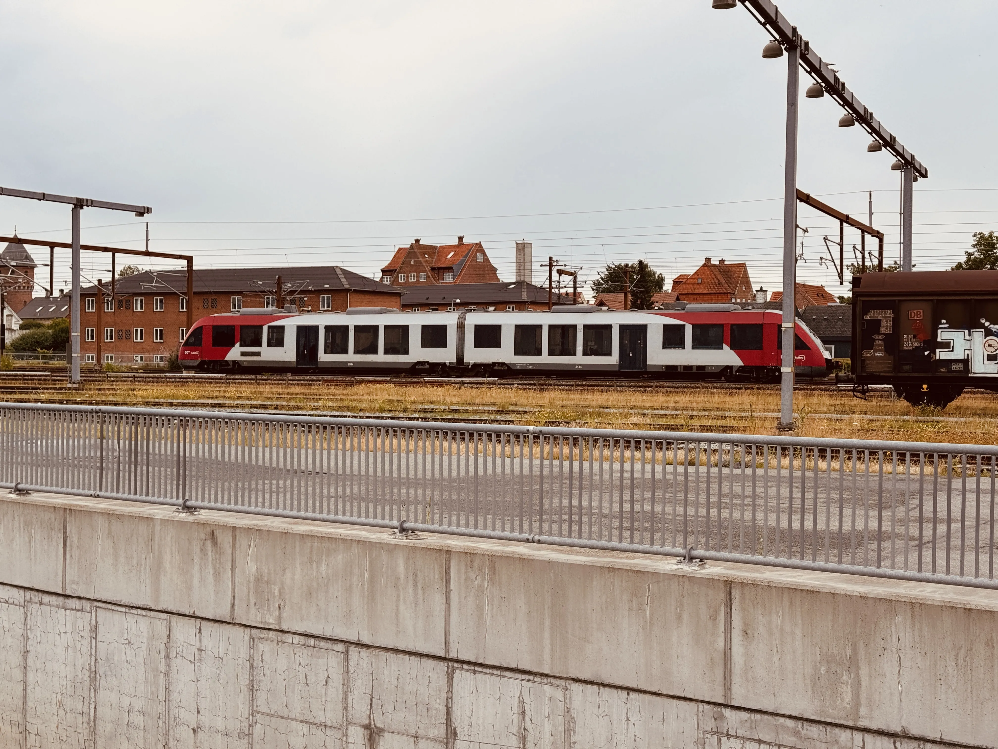 Billede af LT 2034-2134, tidligere LB 102-202 fotograferet ud for Køge Station. Billede af LT 2034-2134, tidligere LB 102-202 fotograferet ud for Køge Station.