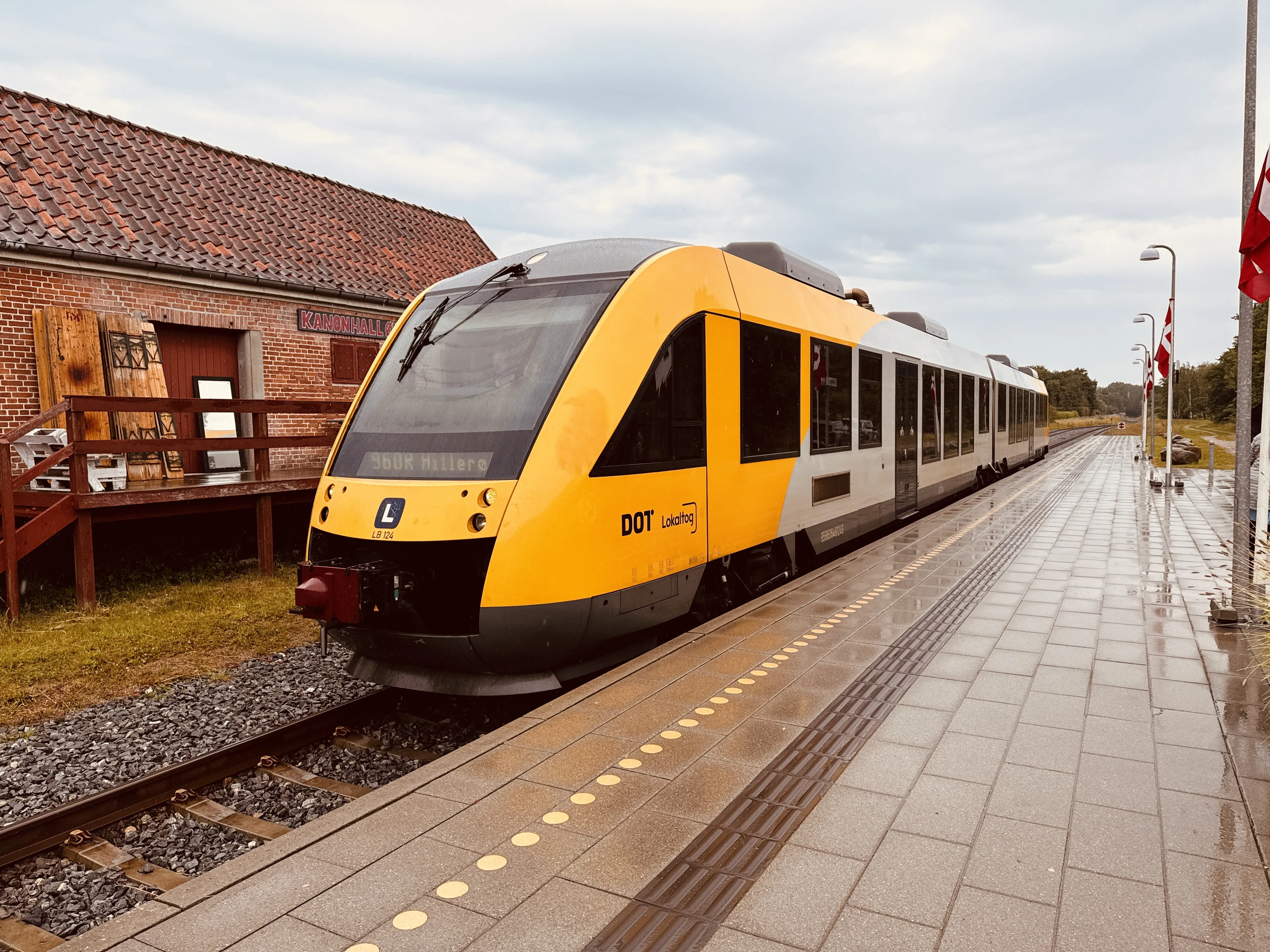 Billede af LT 124-224, tidligere LB 124-224 fotograferet ud for Tisvildeleje Station. Billede af LT 124-224, tidligere LB 124-224 fotograferet ud for Tisvildeleje Station.