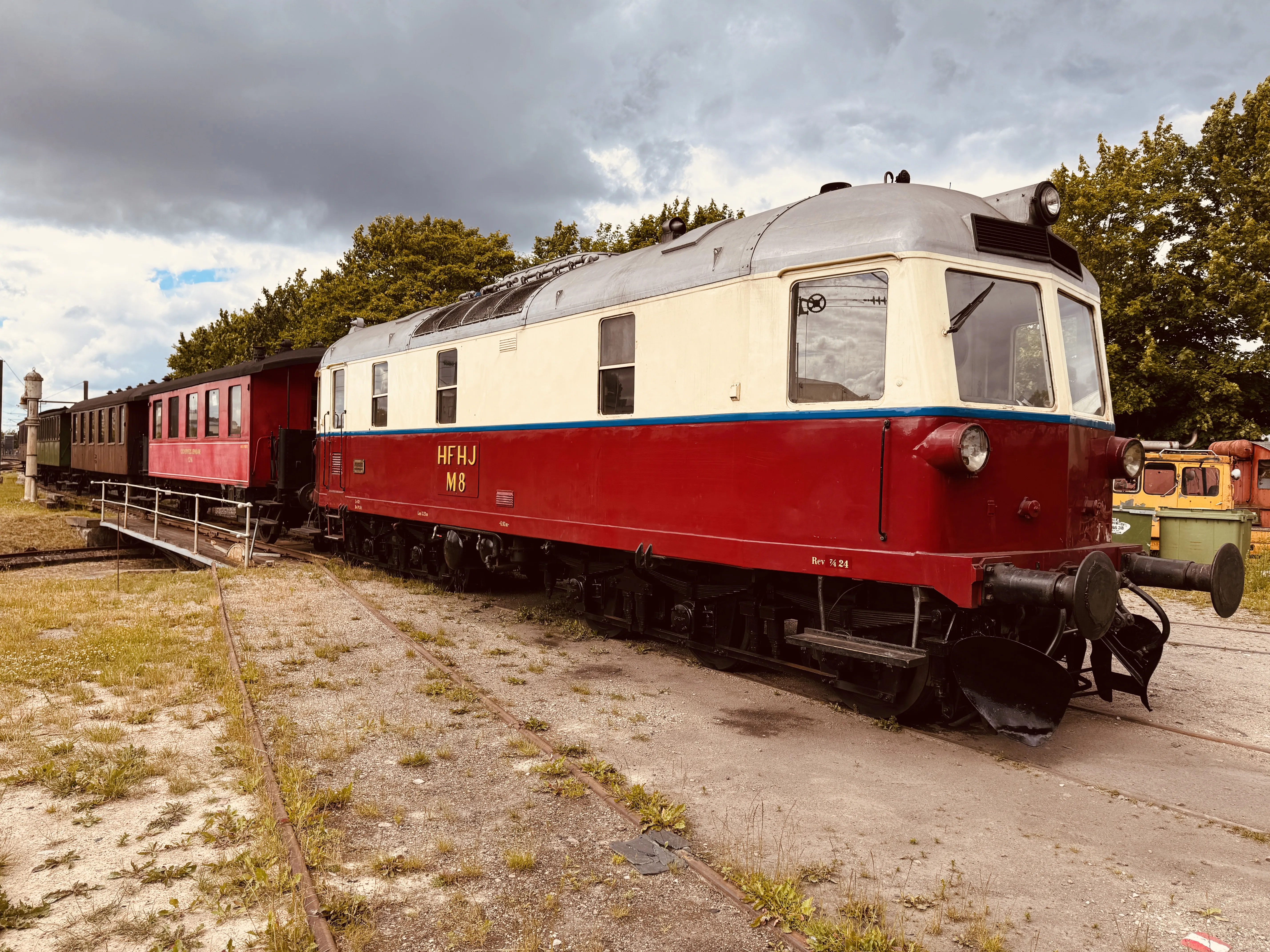 Billede af HFHJ M 8 fotograferet ud for Rungsted Kyst Station.