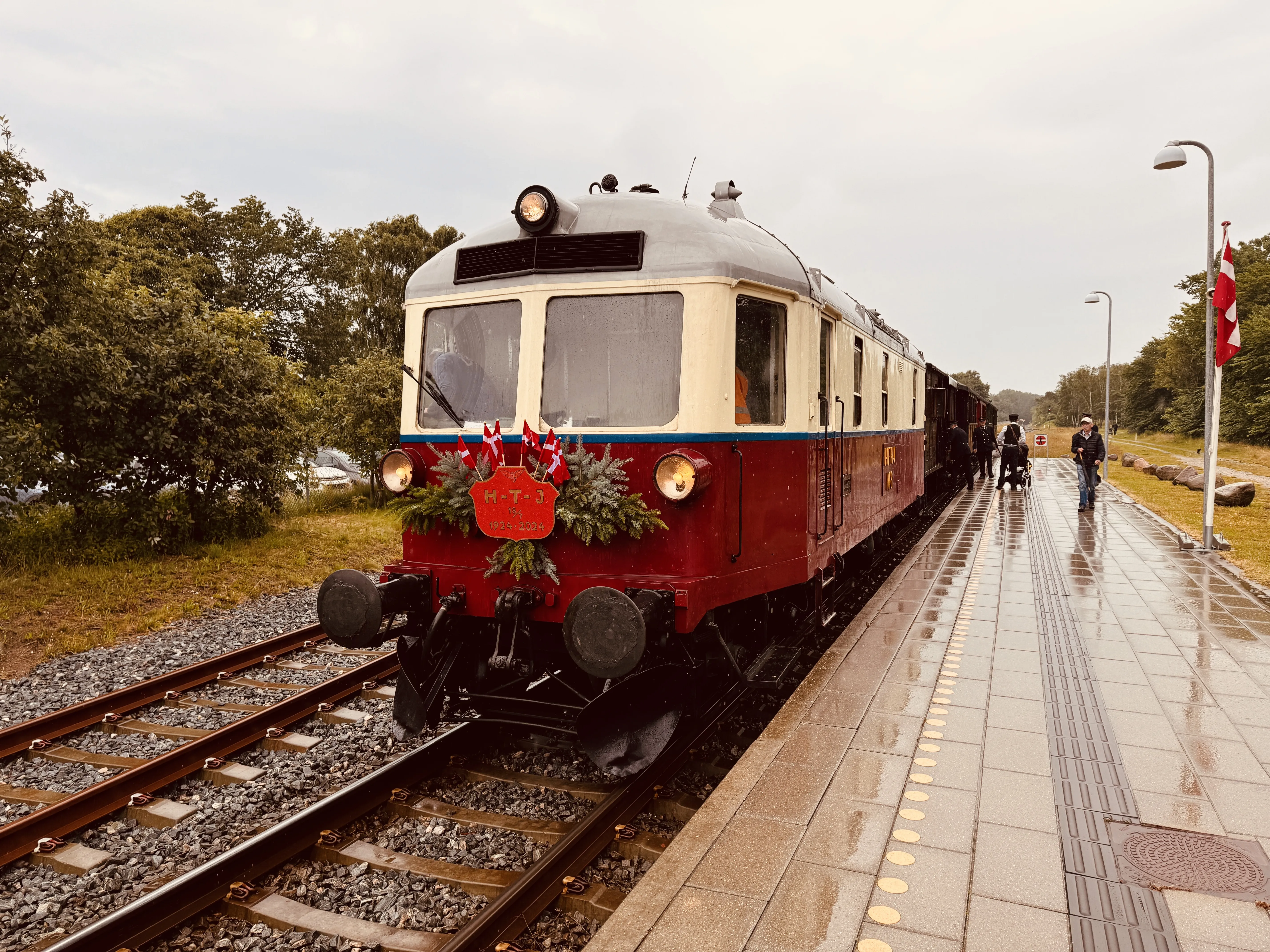 Billede fra Nordsjællands Veterantogs fejring af Tisvildebanens 100-årsjubilæum. Her køres der veterantog med HFHJ M 8. Billede fra Nordsjællands Veterantogs fejring af Tisvildebanens 100-årsjubilæum. Her køres der veterantog med HFHJ M 8.