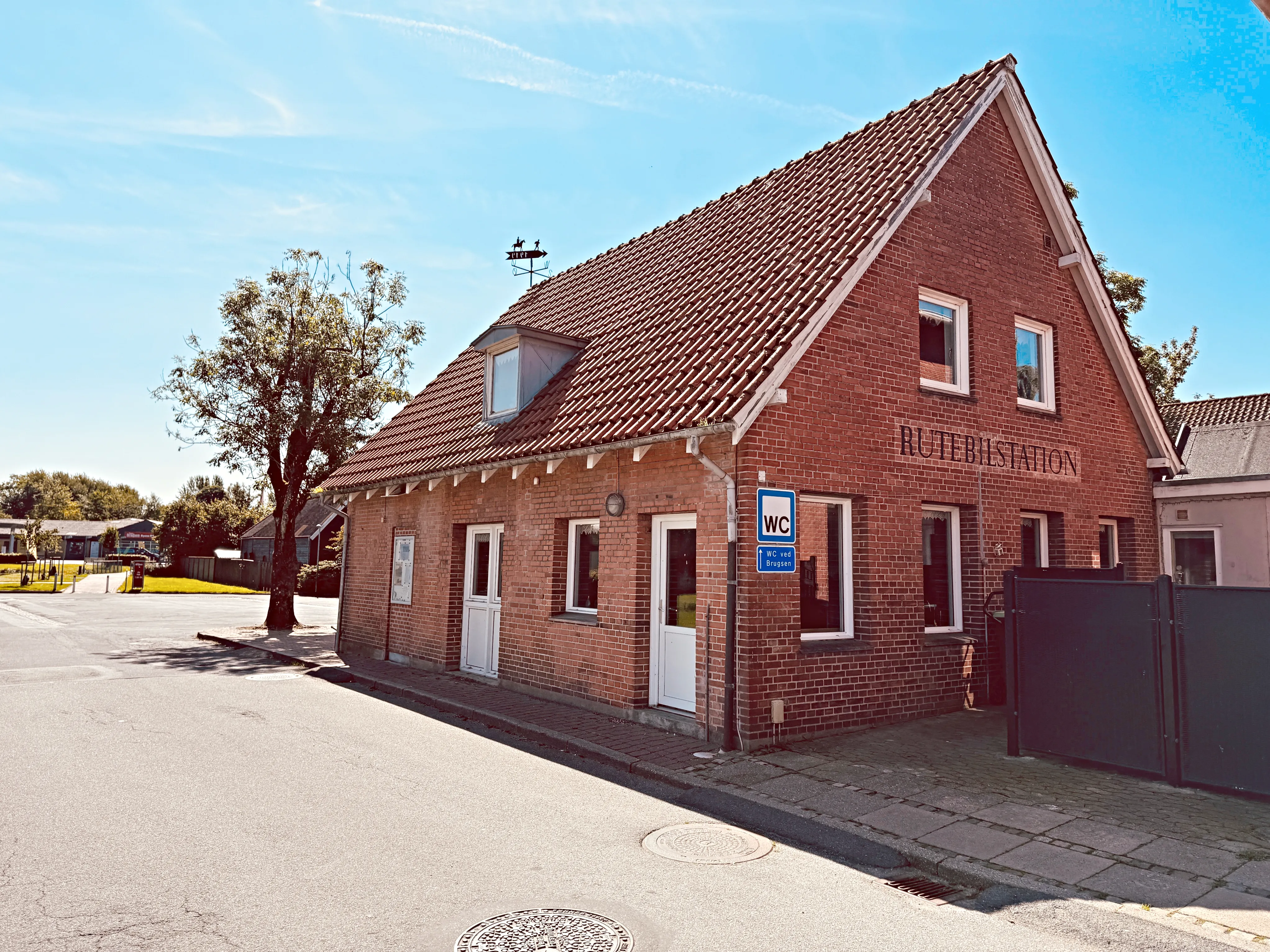 Billede af Jels Rutebilstation, som lå ved Jels Stationskro. Billede af Jels Rutebilstation, som lå ved Jels Stationskro.