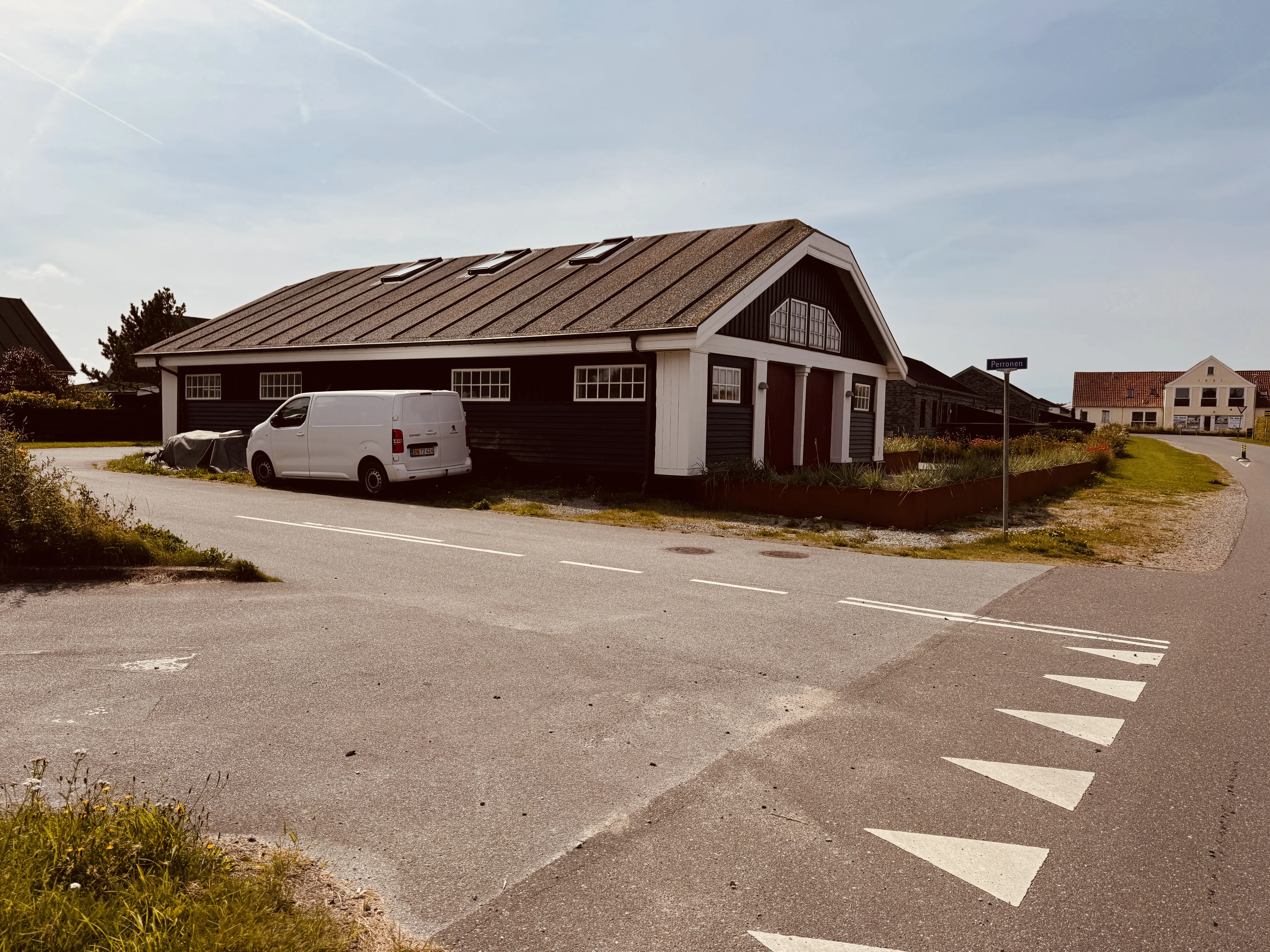 Billede af ventesalen til badegæster ved Lønstrup Station, som blev opført året efter banens åbning, til de mange badegæster der benyttede banen. Billede af ventesalen til badegæster ved Lønstrup Station, som blev opført året efter banens åbning, til de mange badegæster der benyttede banen.