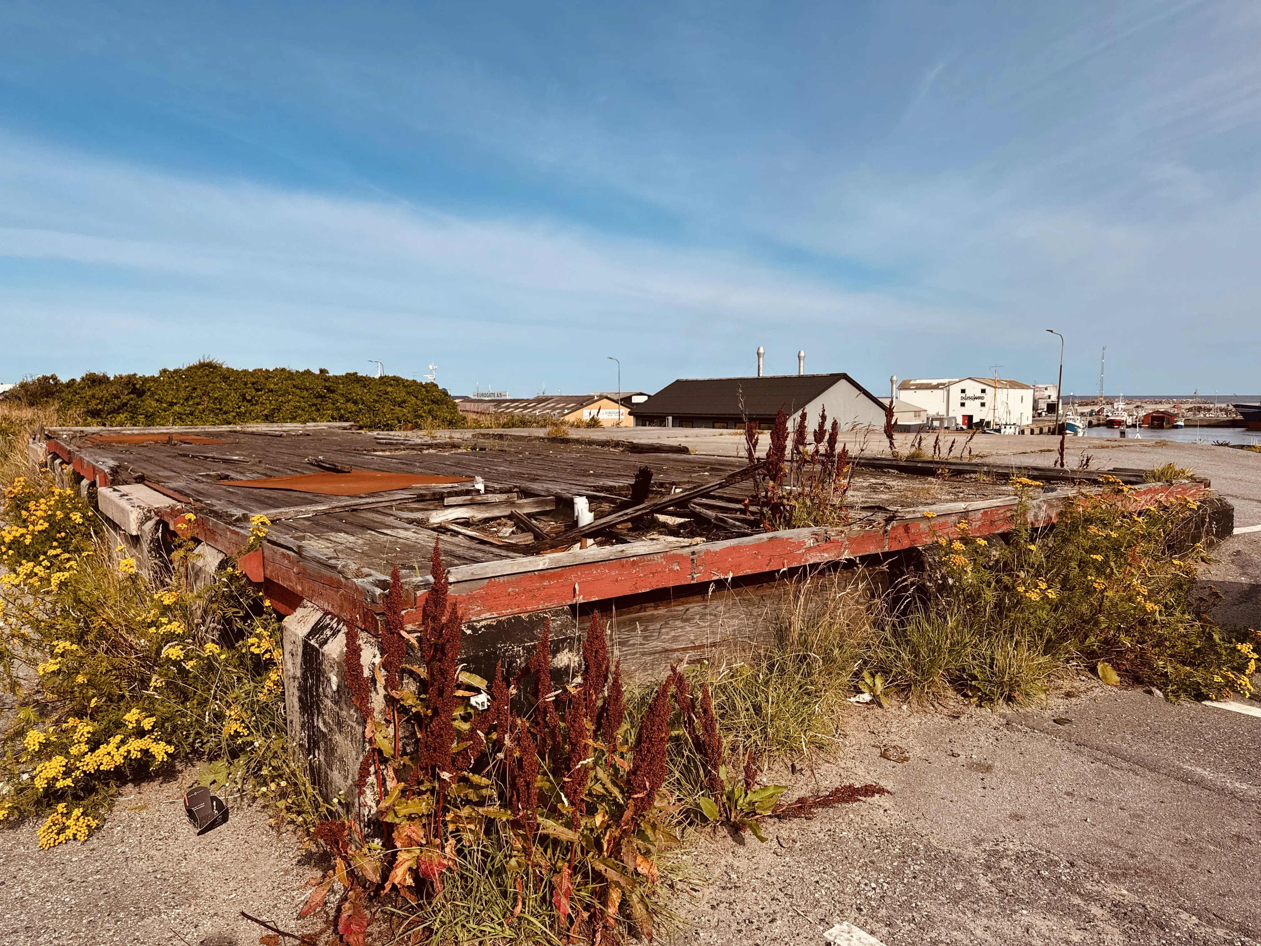 Billede af resterne af Hirtshals Havn Stations varehus. Billede af resterne af Hirtshals Havn Stations varehus.